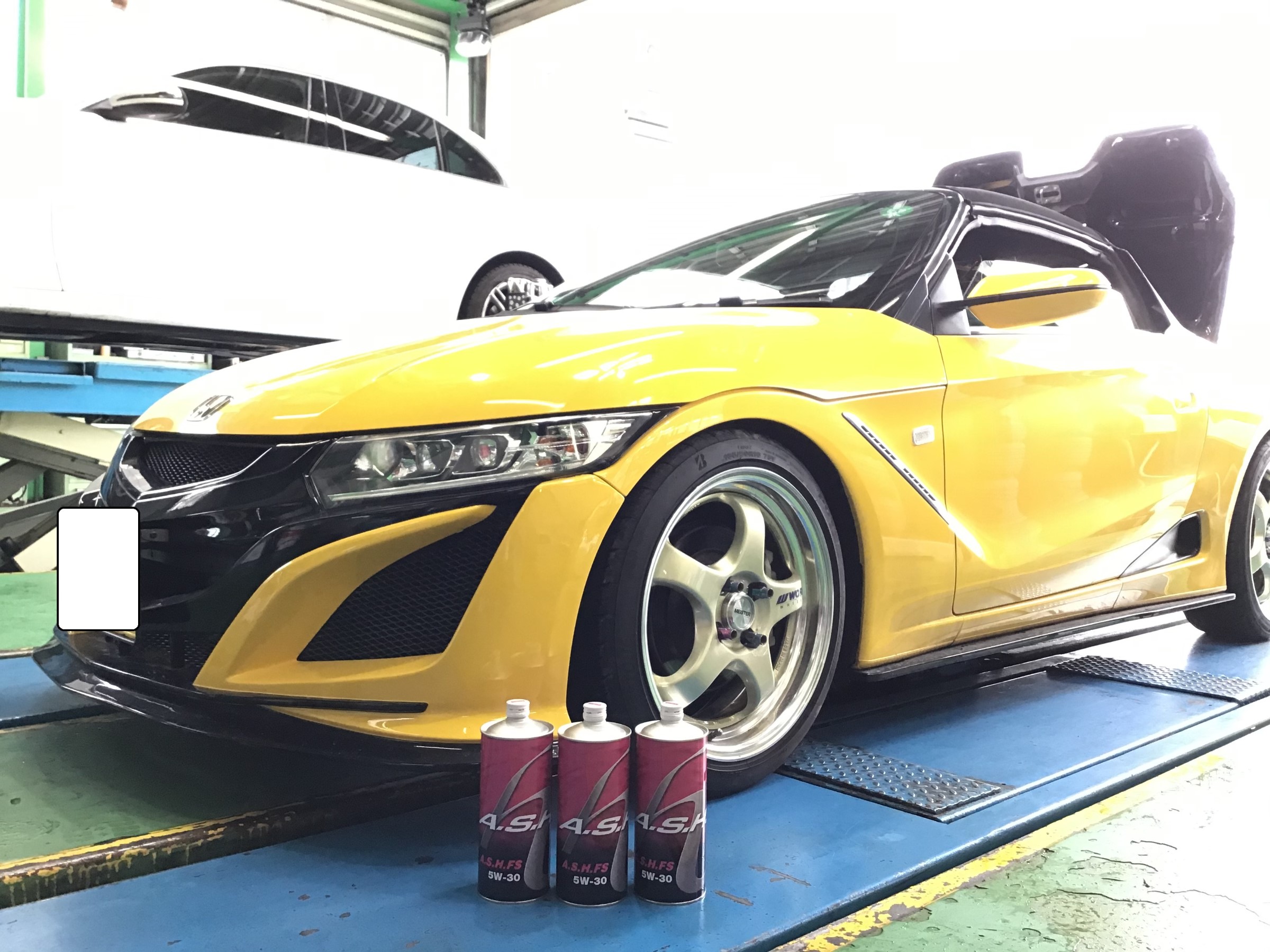 ホンダ S660 リバティウォークのエアロが決まってます A S H にてオイル交換 ホンダ S660 メンテナンス商品 オイル関連 エンジンオイル交換 サービス事例 タイヤ館 都筑インター 神奈川県のタイヤ カー用品ショップ タイヤからはじまる トータルカー