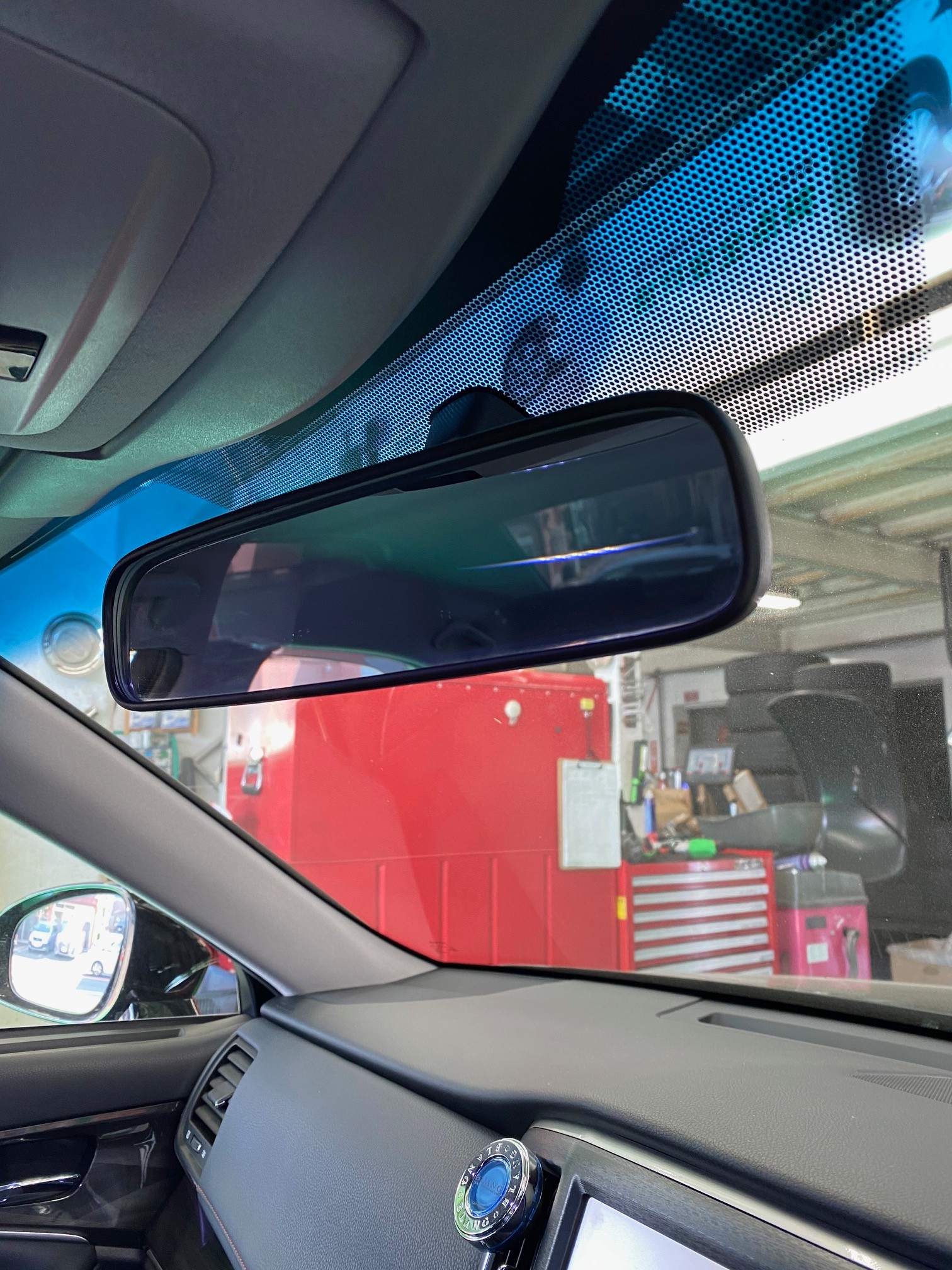 クラウン Maxwin ドライブレコーダー付デジタルルームミラー 取付 トヨタ クラウン Av ナビ機器 カー用品取付 ドライブレコーダー ナビゲーション オーディオ サービス事例 タイヤ館 瀬谷 神奈川県のタイヤ カー用品ショップ タイヤからはじまる トータルカー