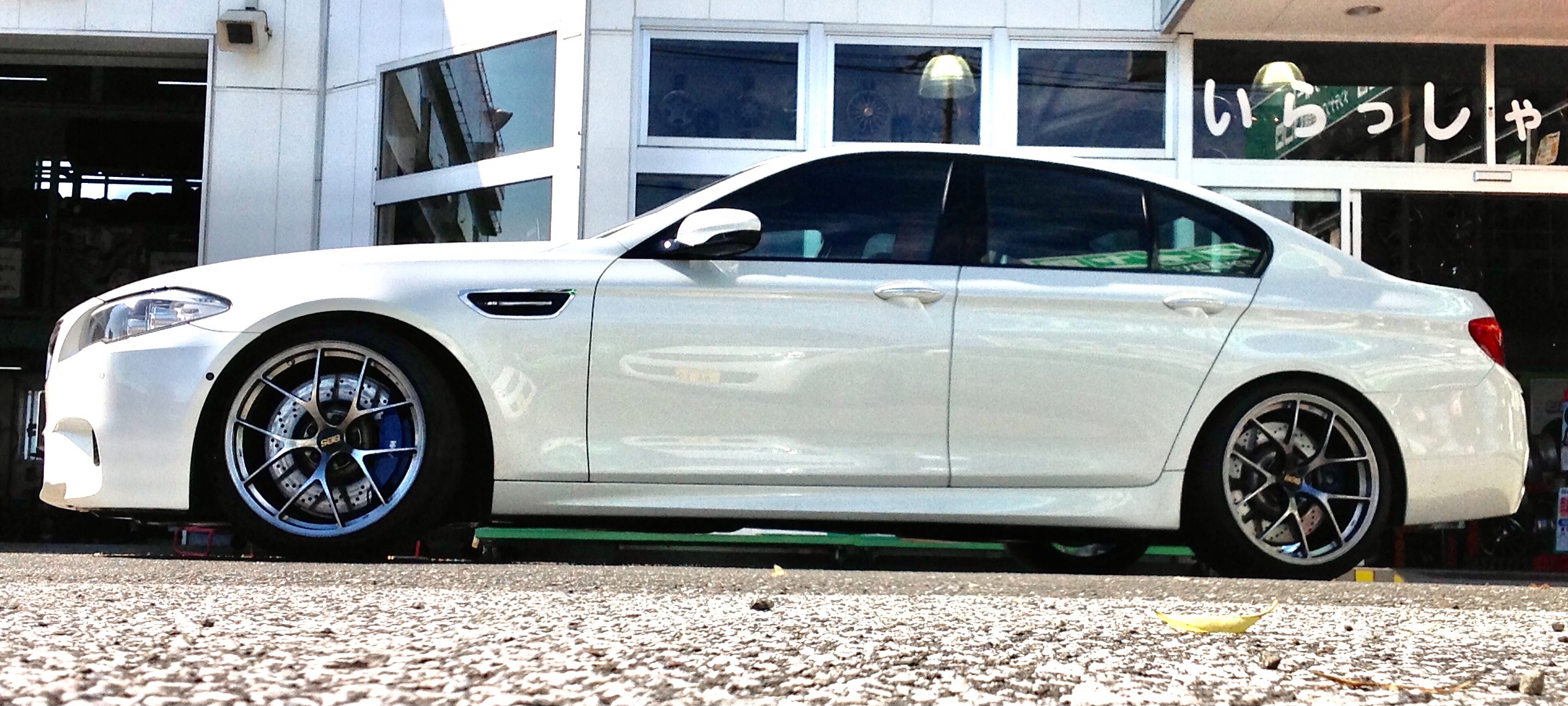 BMW M5 ホイールチェンジ | 店舗おススメ情報 | タイヤ館 高知（高知県）