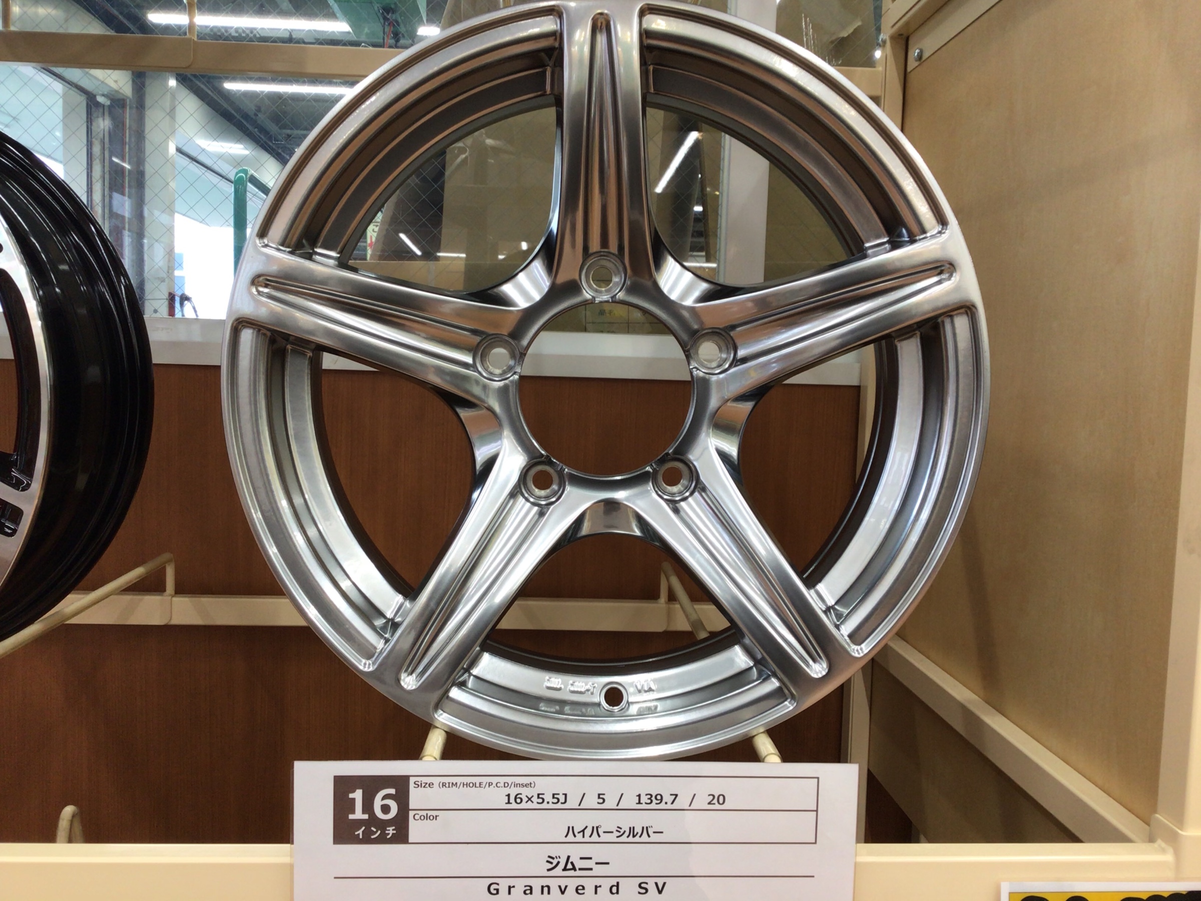 TWSグランヴァードSV 16インチ5.5J+20 5/139.7 ジムニー - ホイール