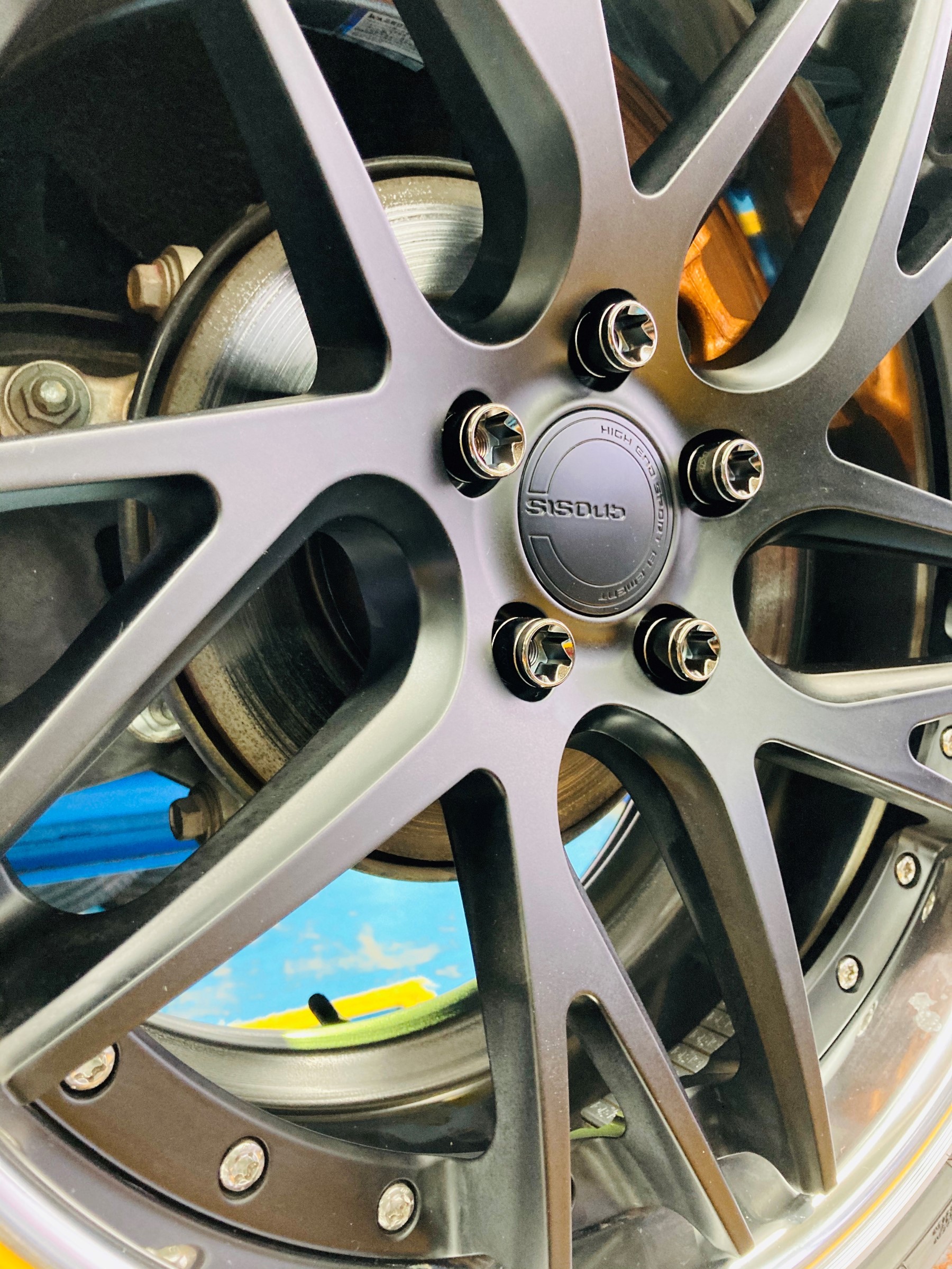 シビックハッチバック キャリパー塗装 ＆ KYOEIナット取り付け ～ ホンダ シビック その他 サービス事例 タイヤ館 国分  タイヤからはじまる、トータルカーメンテナンス タイヤ館グループ