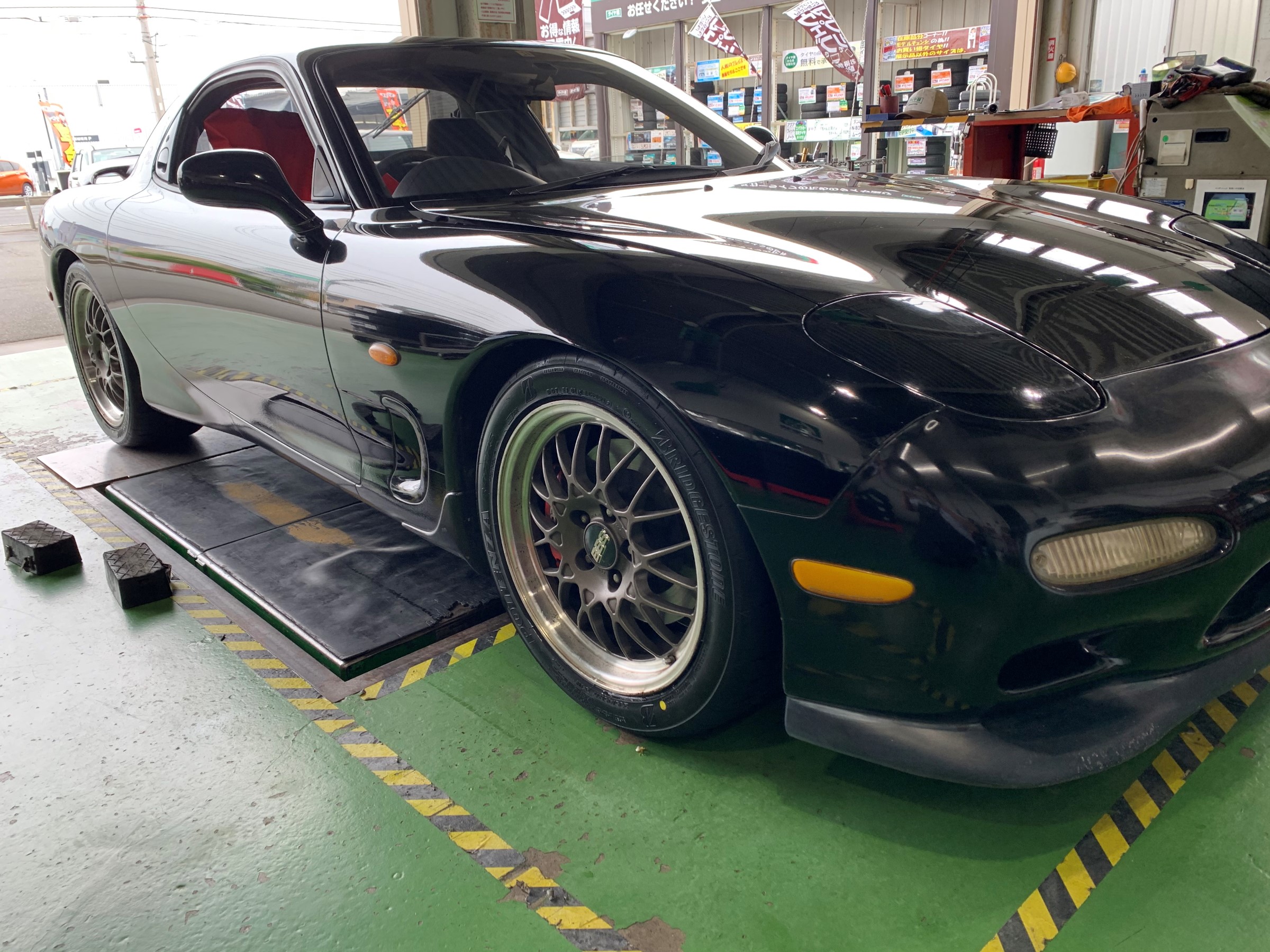 Rx ７ Fd3s タイヤ交換 マツダ Rx 7 タイヤ タイヤ ホイール関連 タイヤ ホイール交換 サービス事例 タイヤ館 三島 タイヤからはじまる トータルカーメンテナンス タイヤ館グループ