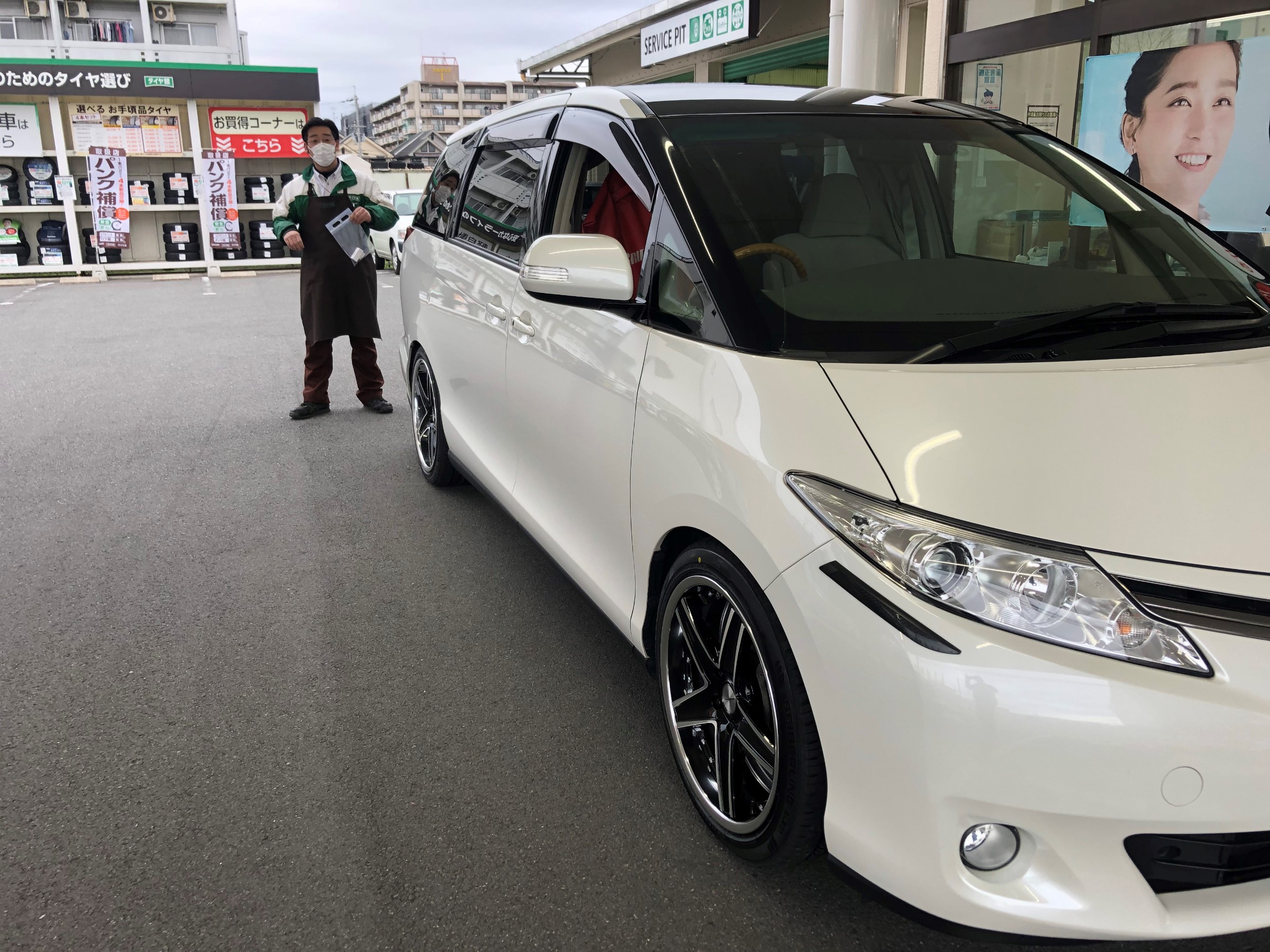 エスティマdba Acr50に19インチホイール装着致しました トヨタ エスティマ ホイール タイヤ ホイール関連 タイヤ ホイール交換 スタッフ日記 タイヤ館 京田辺 京都府 滋賀県のタイヤからはじまる トータルカーメンテナンス タイヤ館グループ