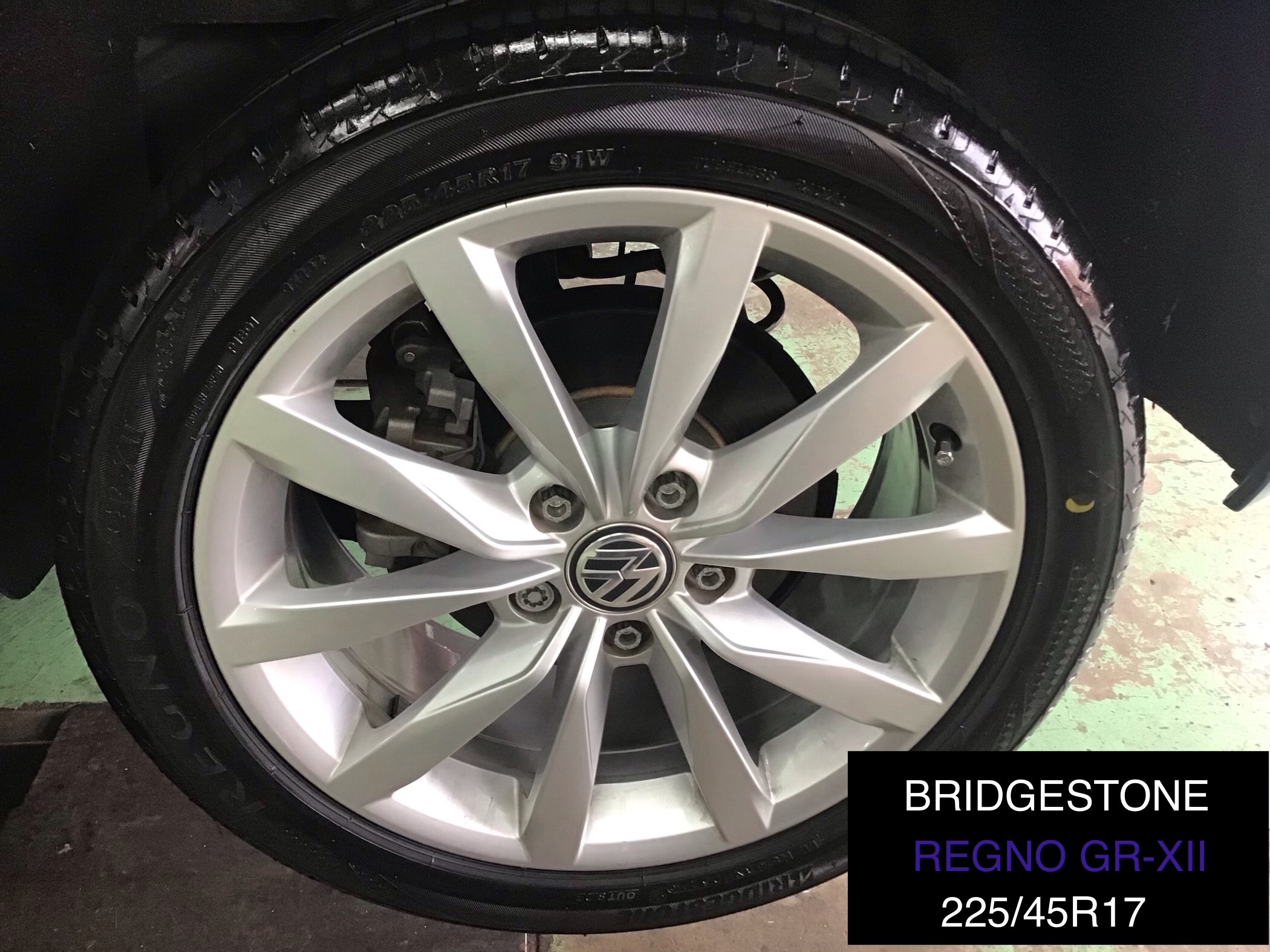フォルクスワーゲン ゴルフ タイヤ交換作業 Regno Gr X 225 45r17 フォルクスワーゲン ゴルフ タイヤ タイヤ ホイール関連 タイヤ ホイール交換 日立大みか店作業事例 タイヤ館 日立 大みか 茨城県のタイヤ カー用品ショップ タイヤからはじまる
