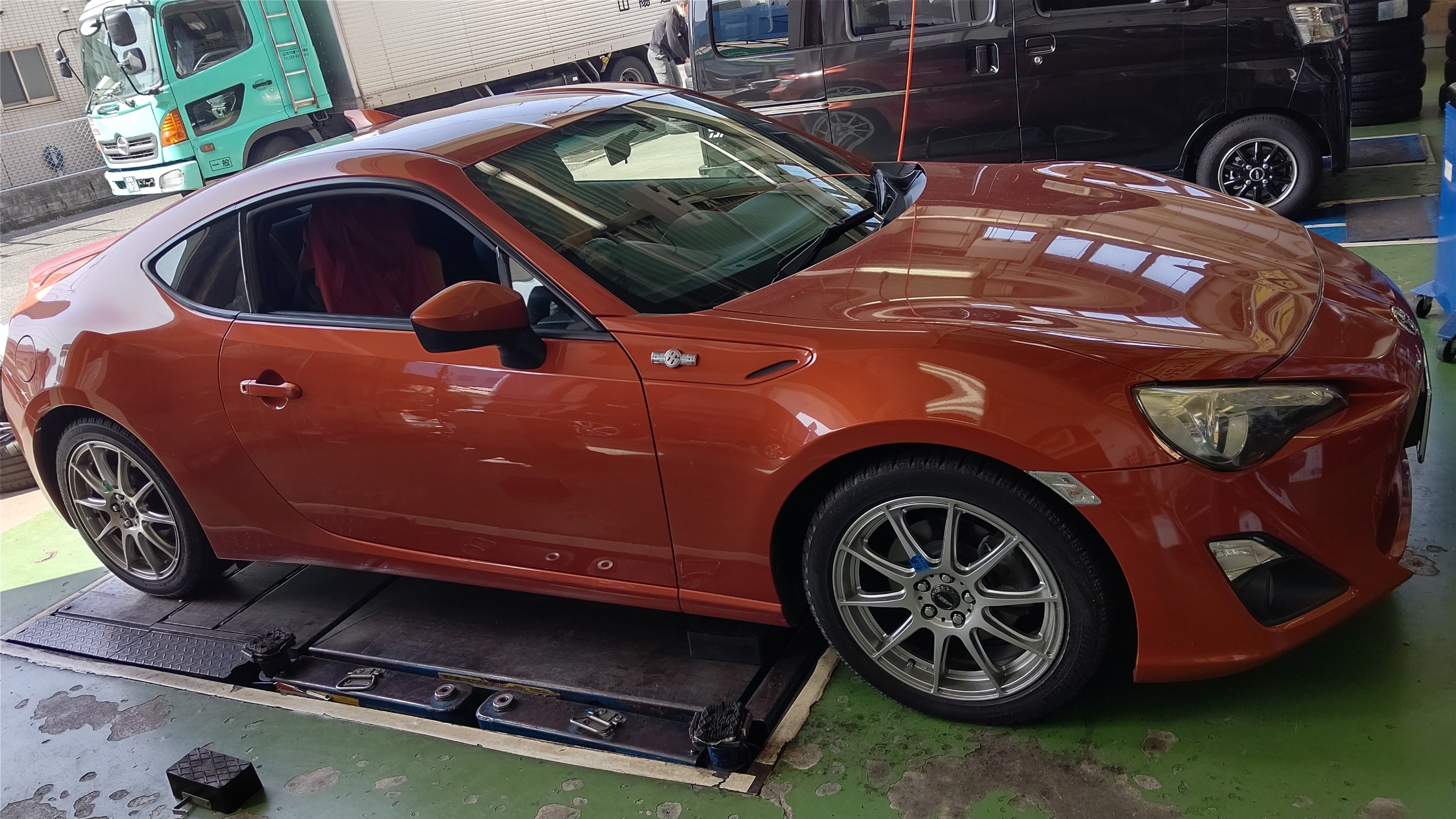 86のスタッドレスタイヤから履き替え作業しました。 | トヨタ 86 ...