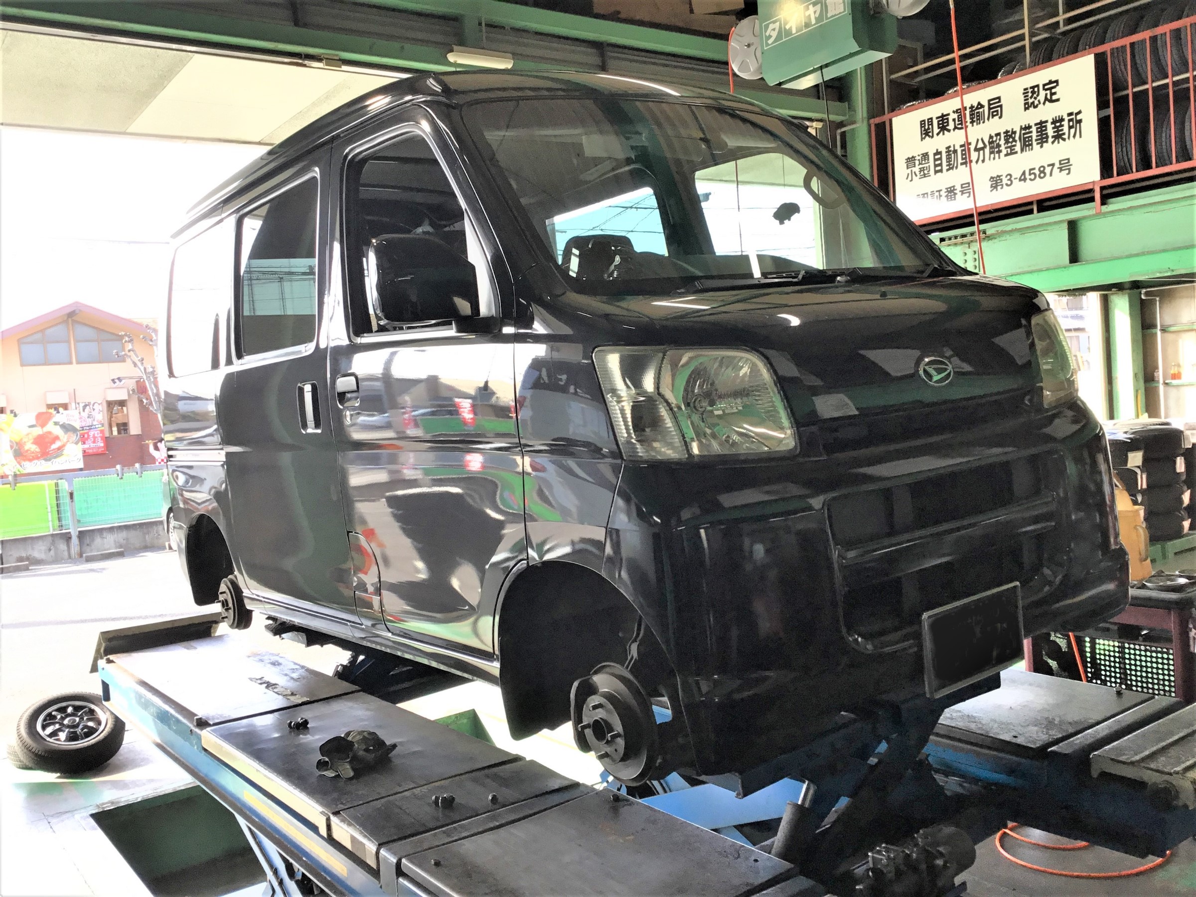 S321型ハイゼットカーゴ 新品夏タイヤ交換で脱着作業 ダイハツ ハイゼット タイヤ タイヤ ホイール関連 タイヤ ホイール交換 技術サービスブログ タイヤ館 鎌ヶ谷 千葉県のタイヤ カー用品ショップ タイヤからはじまる トータルカーメンテナンス タイヤ
