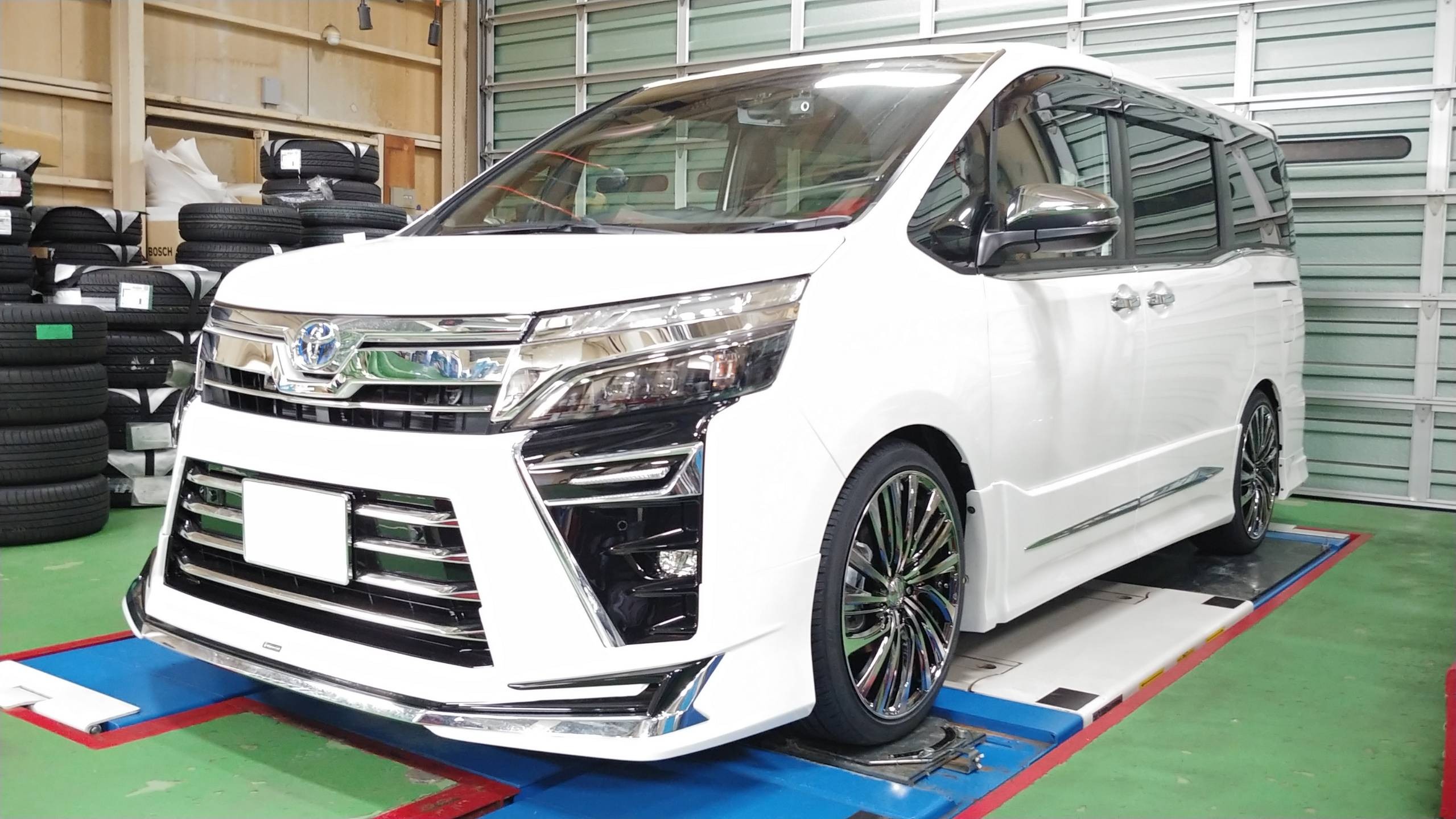VOXY煌III に最新レオニス19インチ8J インストール！ | トヨタ 