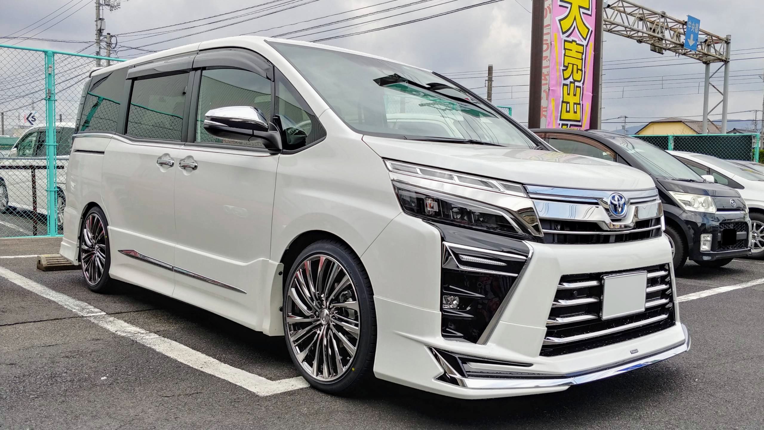 VOXY煌III に最新レオニス19インチ8J インストール！ | トヨタ