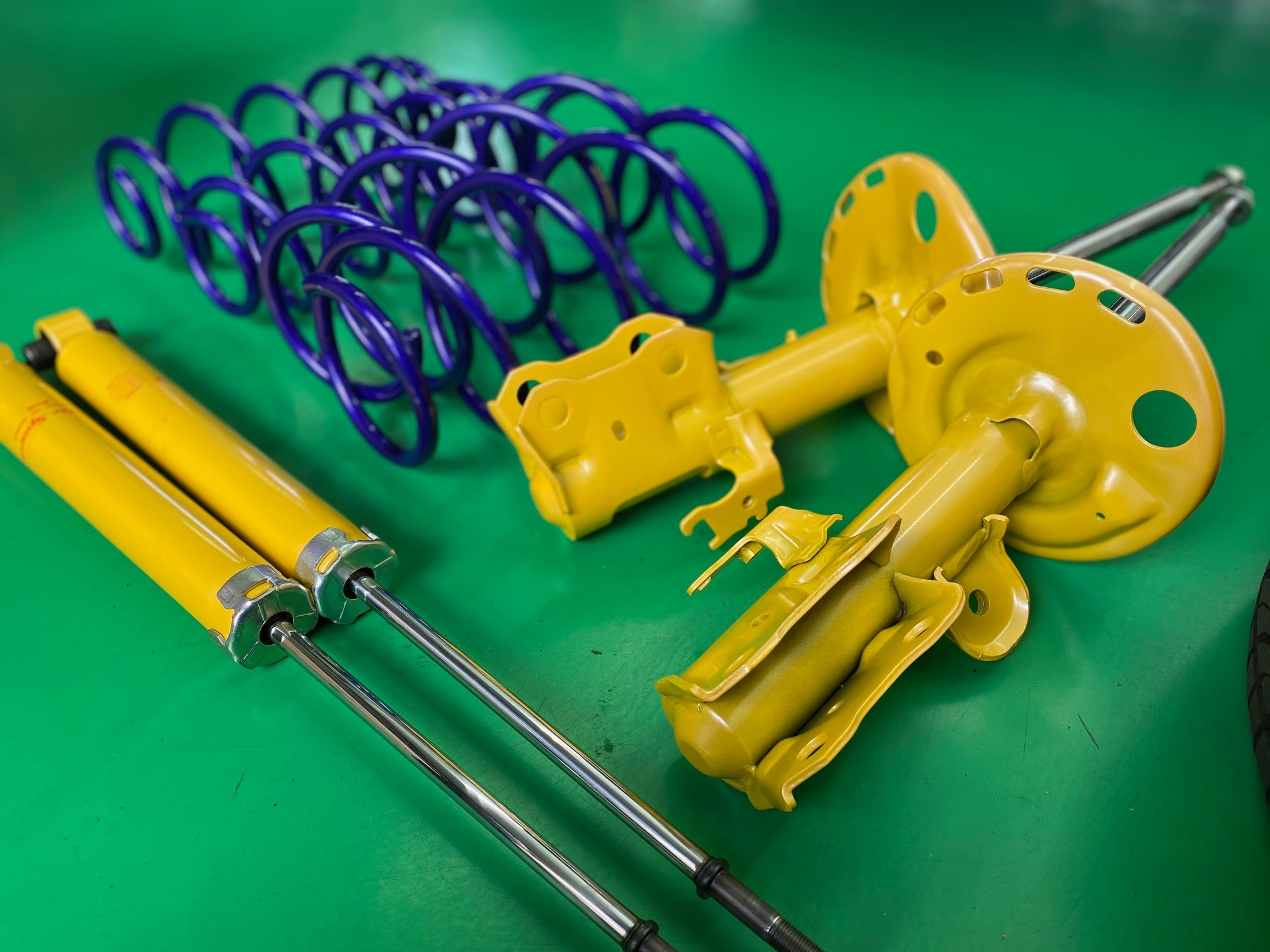 トヨタ プリウス（ZVW30） カヤバローファースポーツキット 取付