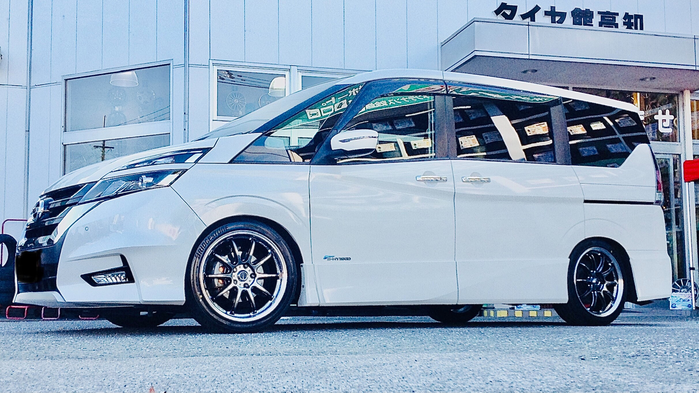 セレナ ホイールチェンジ | 店舗おススメ情報 | タイヤ館 高知（高知県）