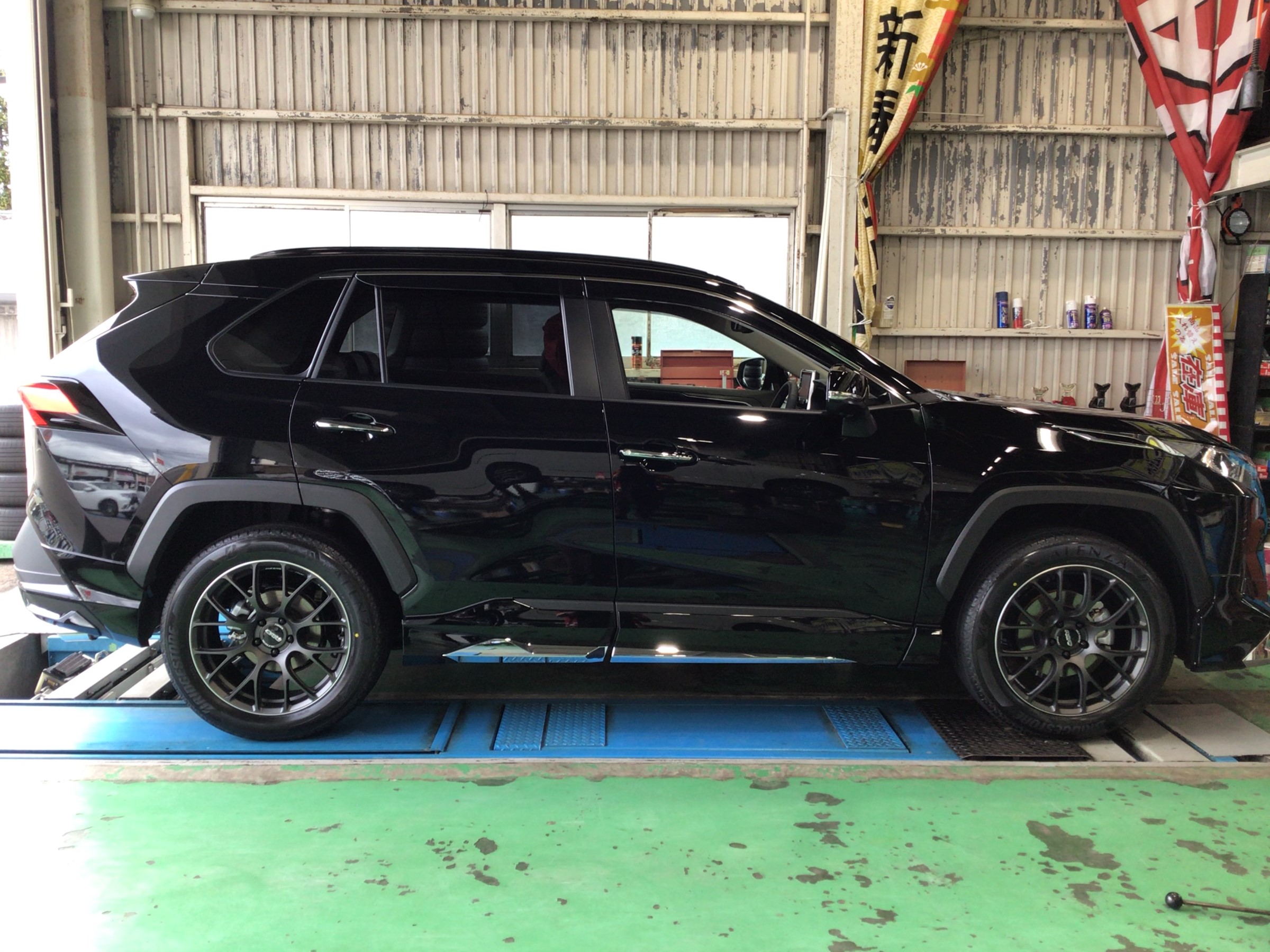 ｒａｖ4 アルミホイール装着 トヨタ Rav4 ホイール タイヤ ホイール関連 タイヤ ホイール交換 サービス事例 タイヤ館 大分 タイヤからはじまる トータルカーメンテナンス タイヤ館グループ