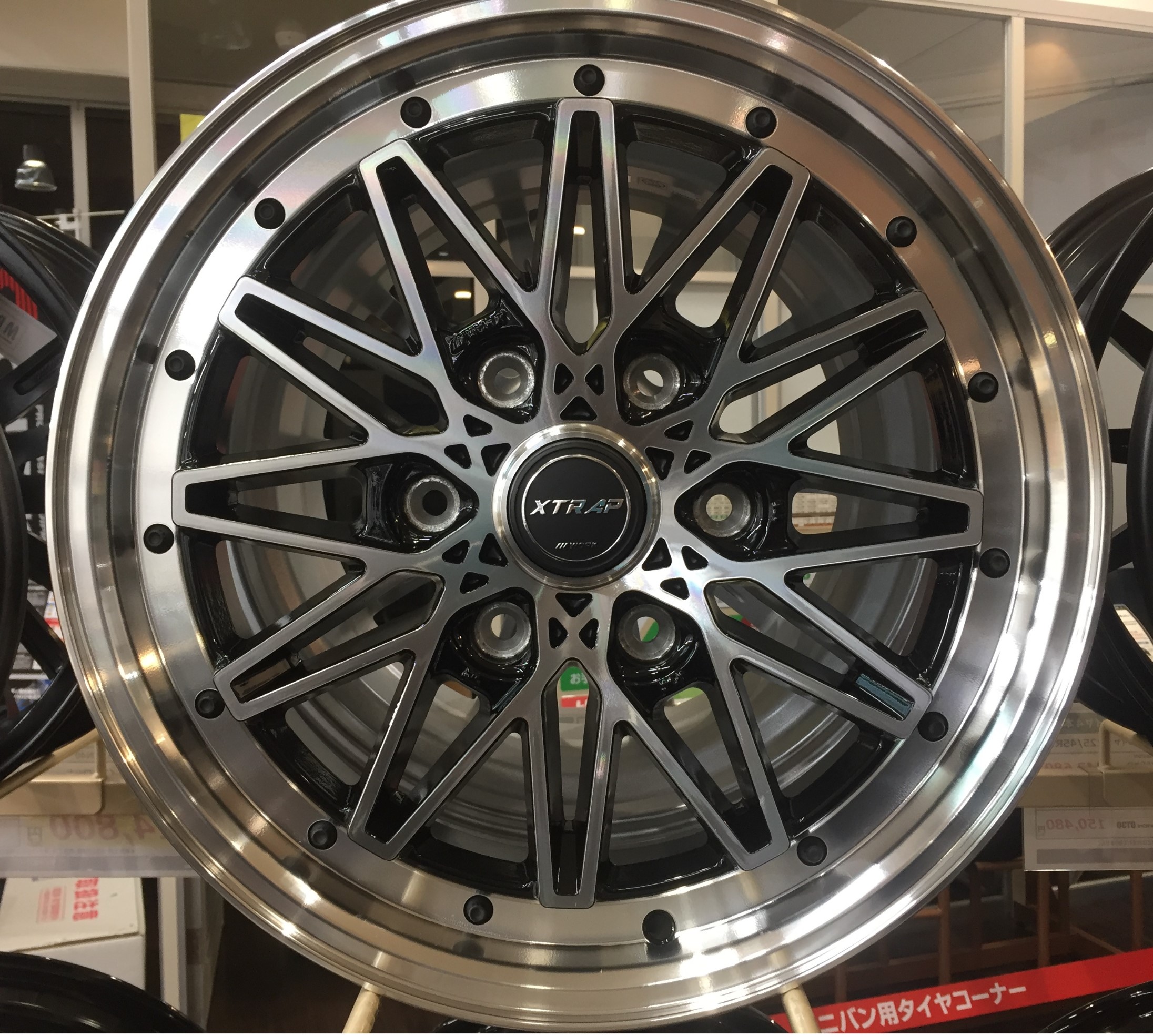 ハイエース　ホイール　3 ハイエースにキマるレーシングスタイル！ ワーク「XTRAP 03HC