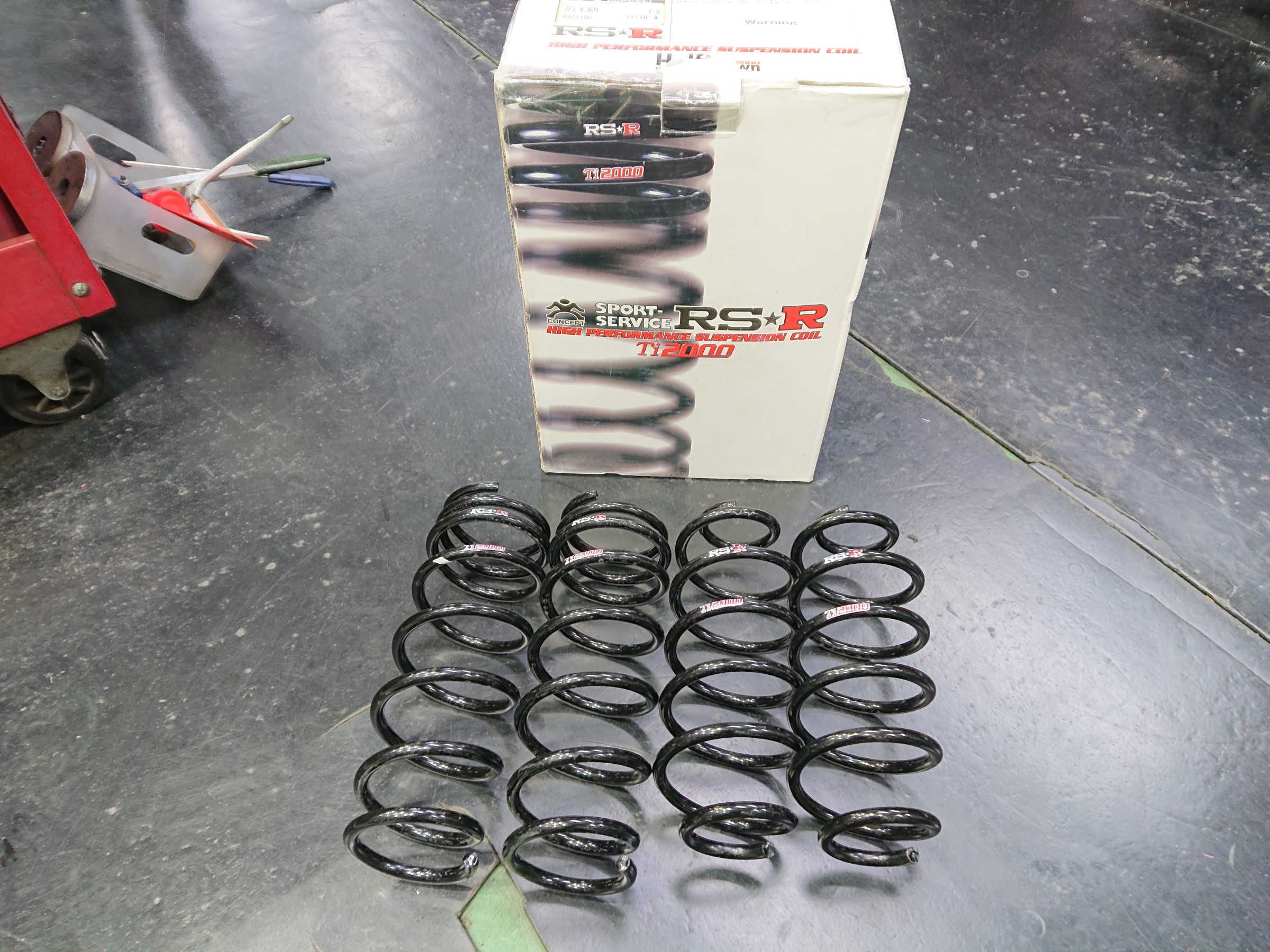 ホンダ N-BOX カスタム JF3 ダウンサス取り付け作業！ | 店舗お