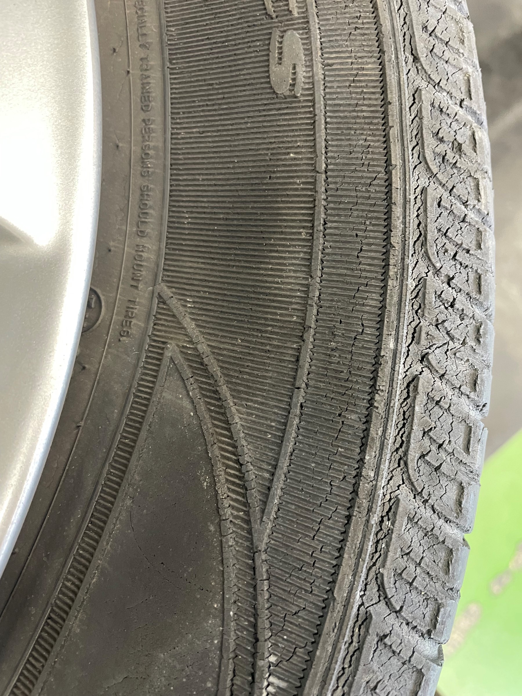 タイヤのひび割れは意外と怖い スタッフ日記 タイヤ館 静岡流通店 タイヤからはじまる トータルカーメンテナンス タイヤ館グループ