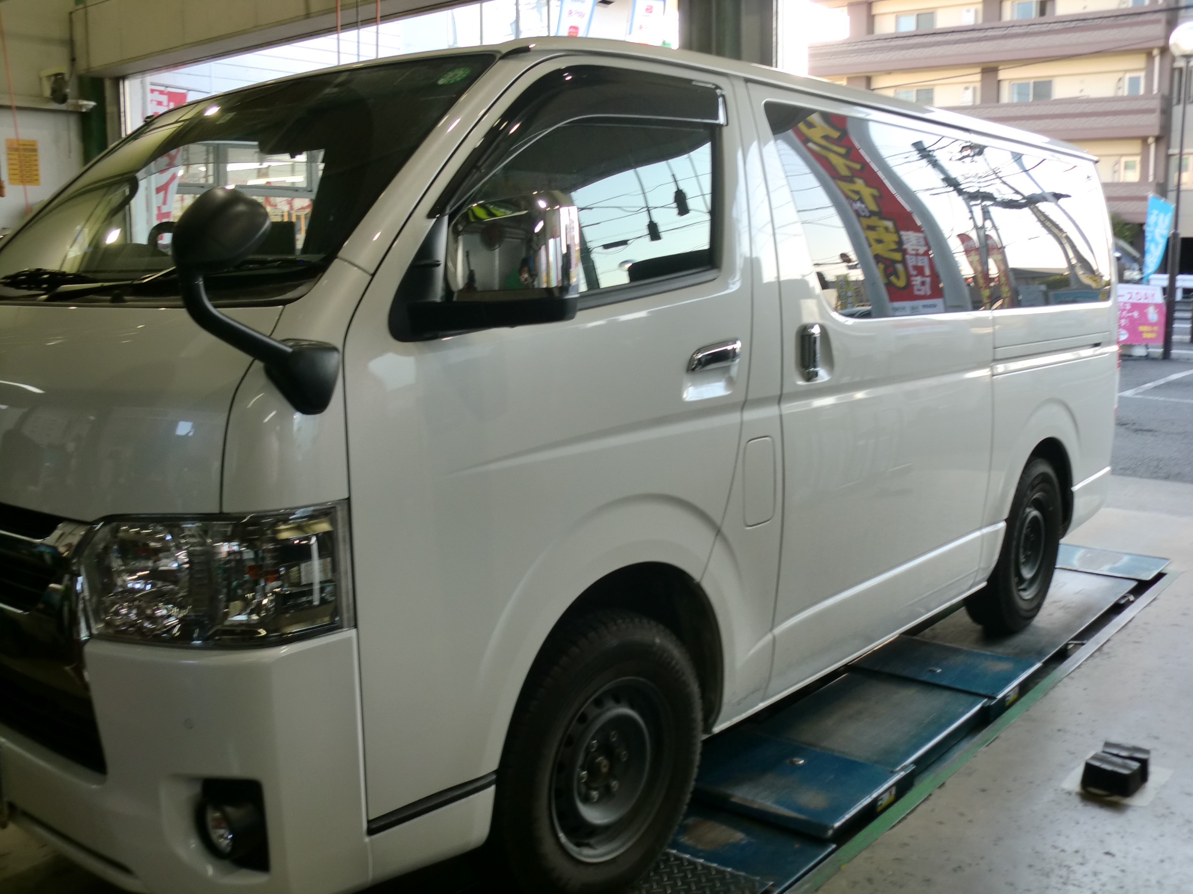 ハイエース ホイールセット取り付け | トヨタ ハイエースワゴン