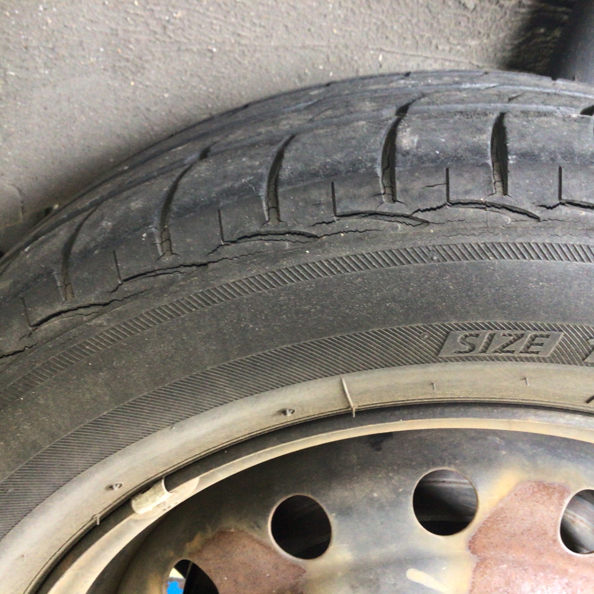 タイヤのひび割れ サービス事例 タイヤ館 府中 東京都のタイヤ カー用品ショップ タイヤからはじまる トータルカーメンテナンス タイヤ 館グループ