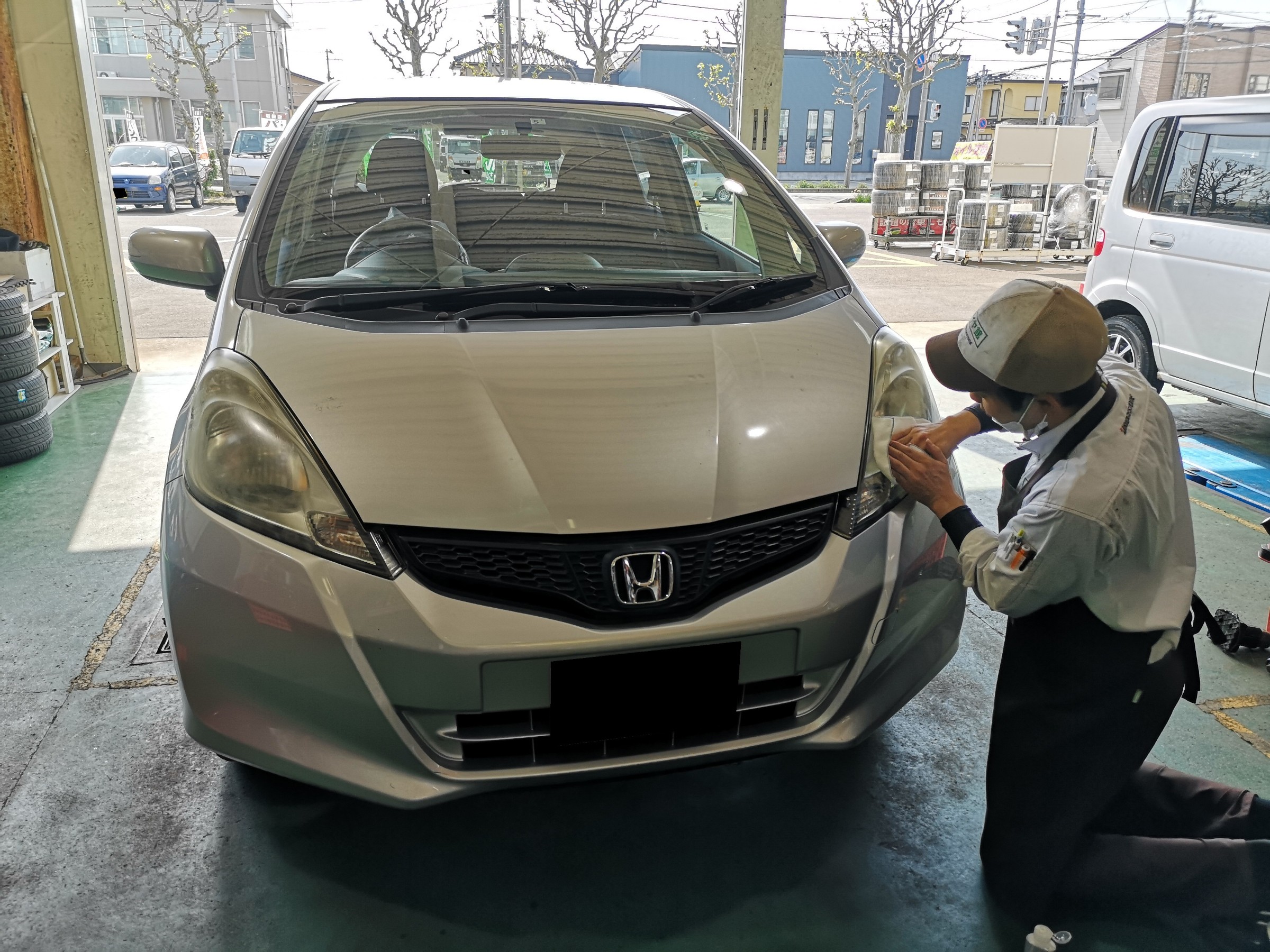 ホンダ フィット ヘッドライト磨き コーティング ホンダ フィット メンテナンス商品 その他 ヘッドライト磨き コーティング サービス事例 タイヤ館 秋田 秋田県のタイヤ カー用品ショップ タイヤからはじまる トータルカーメンテナンス タイヤ館グループ