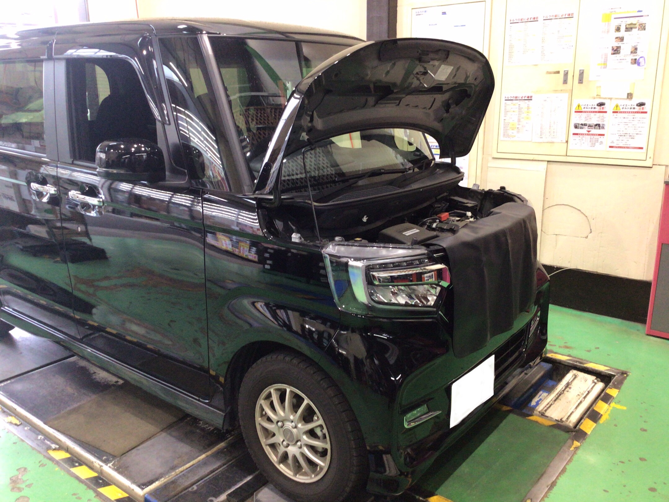 HONDAのN-BOXのエンジンオイル交換作業 | ホンダ N-BOXカスタム オイル関連 > エンジンオイル交換 | サービス事例 | タイヤ館  新座 | タイヤからはじまる、トータルカーメンテナンス タイヤ館グループ
