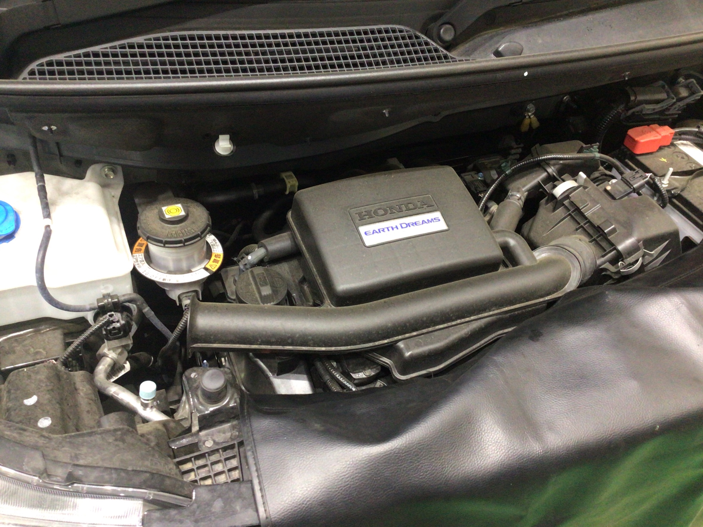 HONDAのN-BOXのエンジンオイル交換作業 | ホンダ N-BOXカスタム オイル関連 > エンジンオイル交換 | サービス事例 | タイヤ館  新座 | タイヤからはじまる、トータルカーメンテナンス タイヤ館グループ