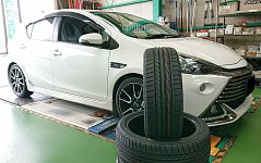 [1/4] アクアGS純正R17 + 205/45R17 TOYOTA (トヨタ) AQUA (アクア) G's 純正 17×6.5J(+41)PCD100-4H