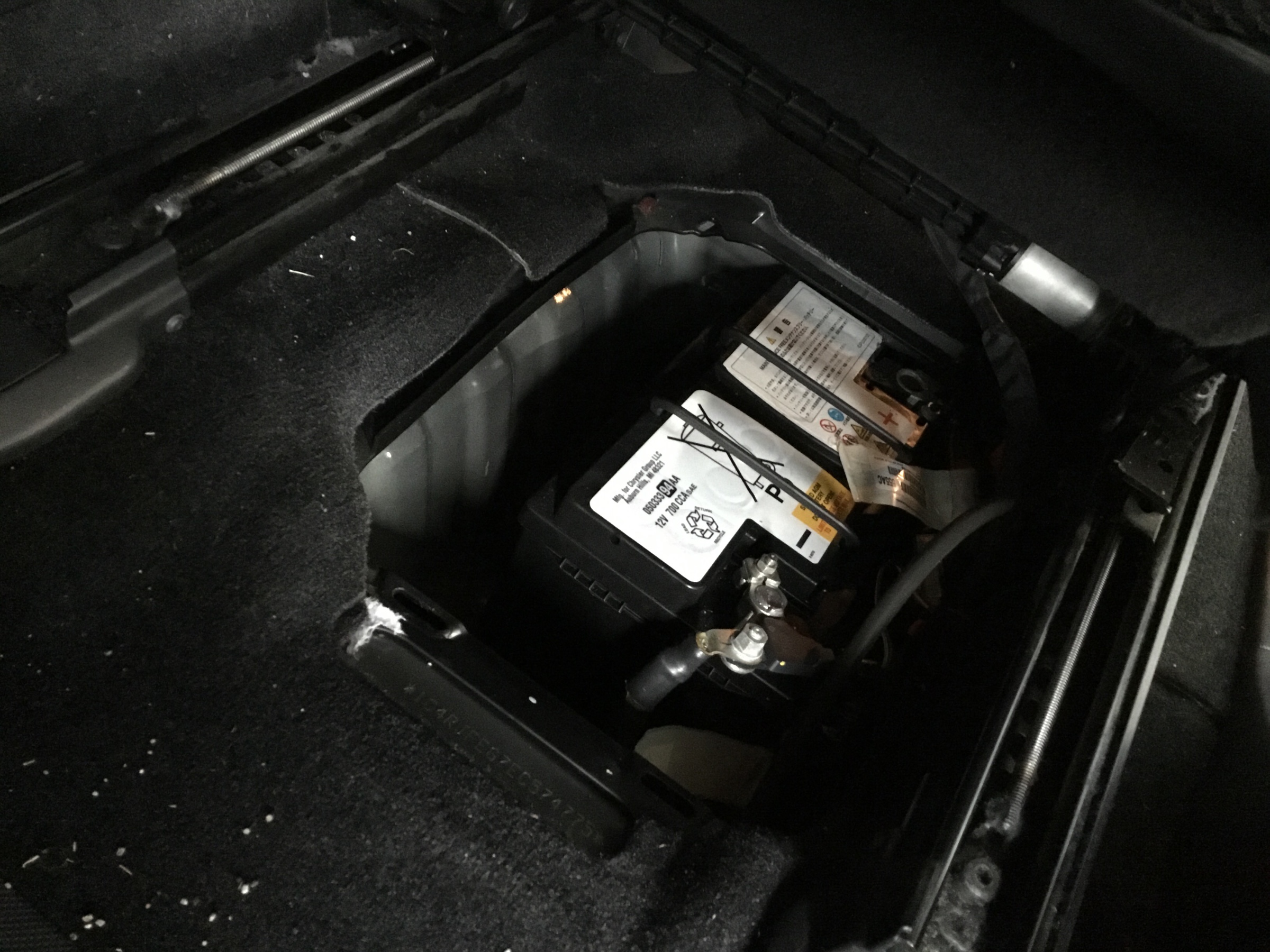 グランドチェロキー バッテリー交換 | クライスラー Jeep チェロキー