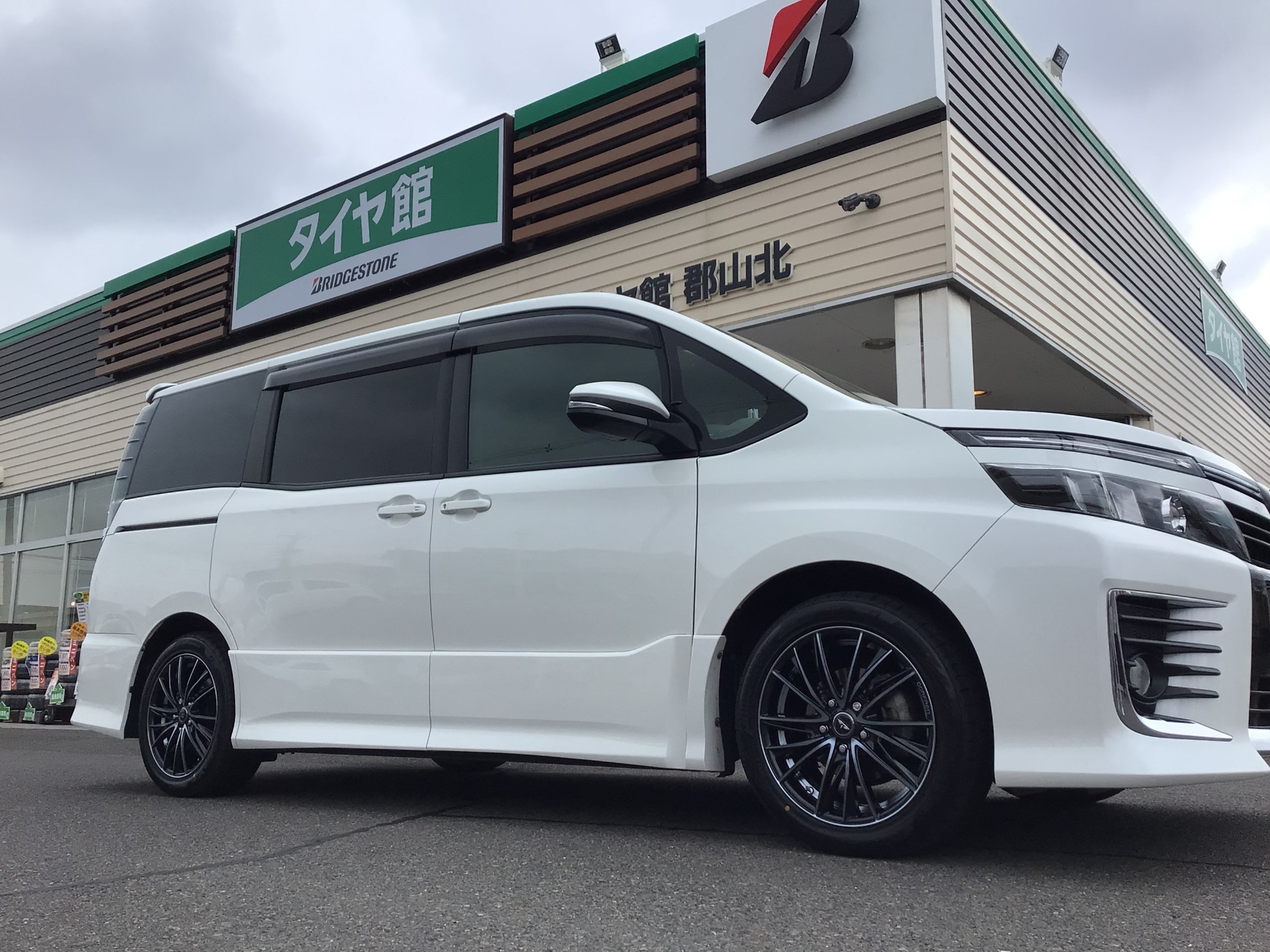 80系VOXY アルミホイールインチアップしました☆ | 店舗おススメ