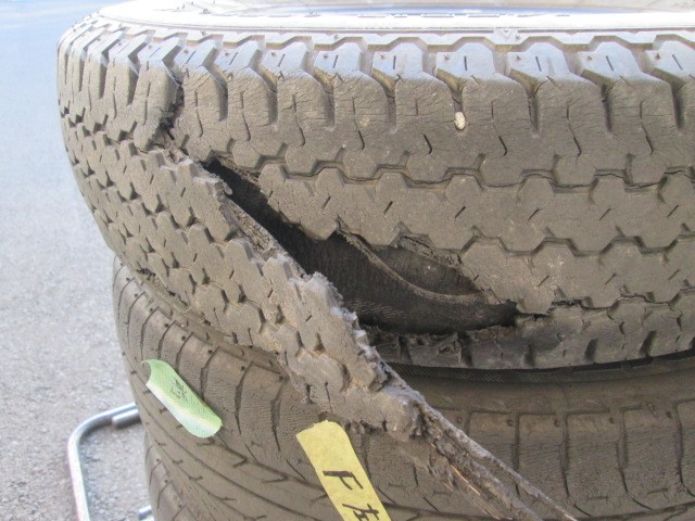 パンクタイヤ トレッド剥離からタイヤ交換 タイヤ タイヤ ホイール関連 タイヤ ホイール交換 サービス事例 タイヤ館 杉戸 タイヤからはじまる トータルカーメンテナンス タイヤ館グループ