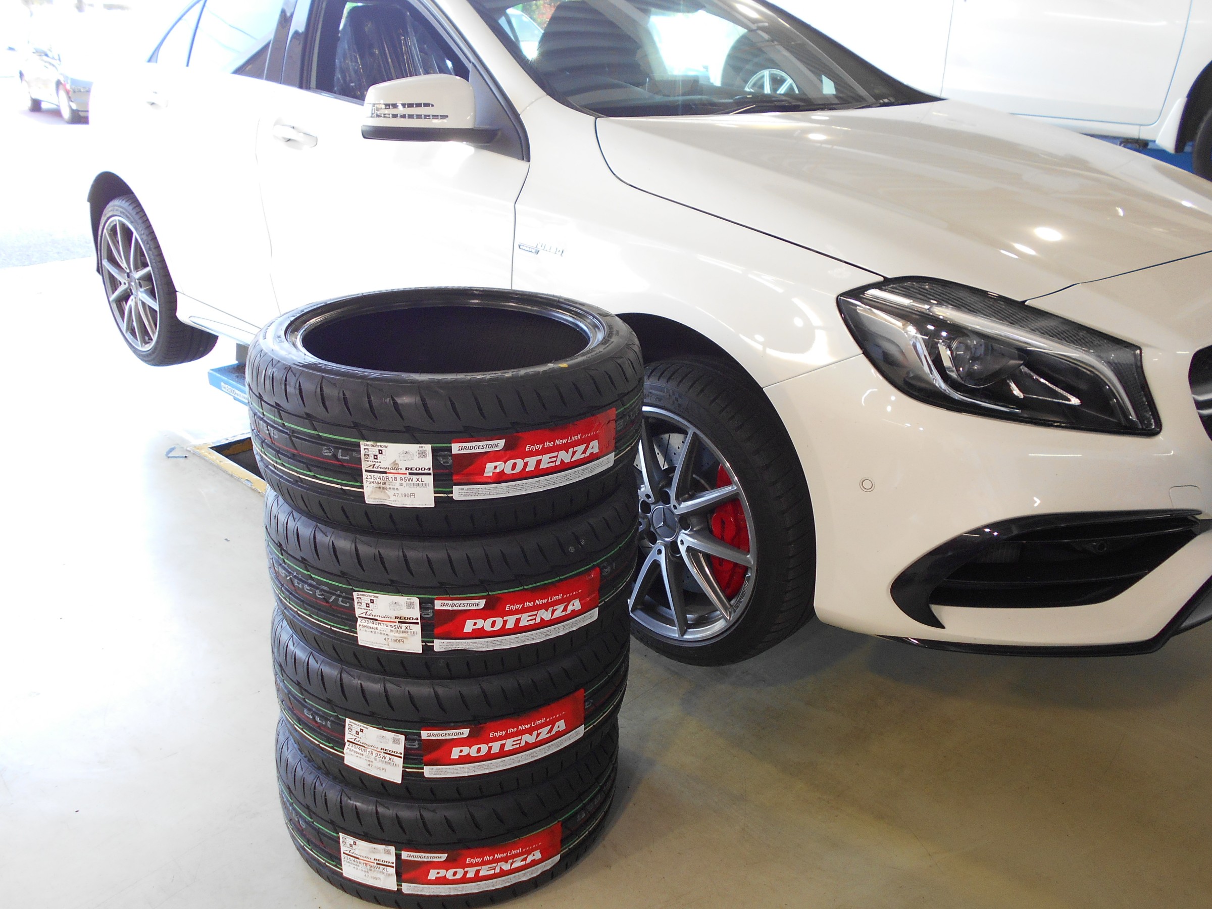 メルセデスamg A45 タイヤ交換 作業事例 タイヤ館 柏 千葉県のタイヤ カー用品ショップ タイヤからはじまる トータルカーメンテナンス タイヤ館グループ