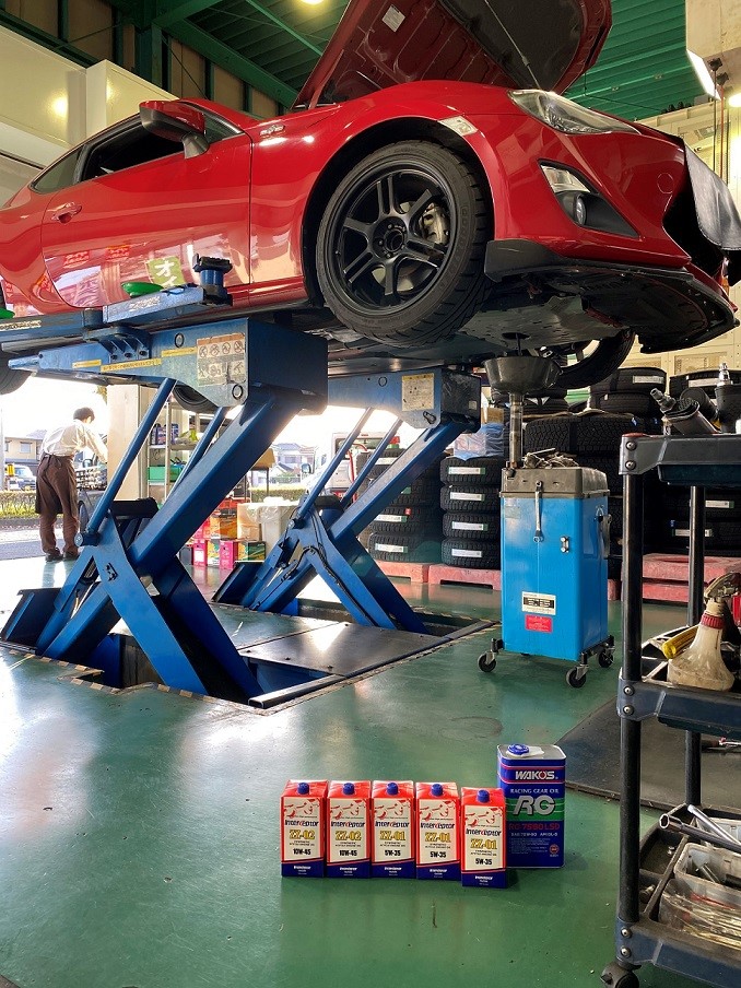 トヨタ86エンジンオイル デフオイル交換 トヨタ 86 メンテナンス商品 オイル関連 エンジンオイル交換 サービス事例 タイヤ館 明石 兵庫県のタイヤ カー用品ショップ タイヤからはじまる トータルカーメンテナンス タイヤ館グループ