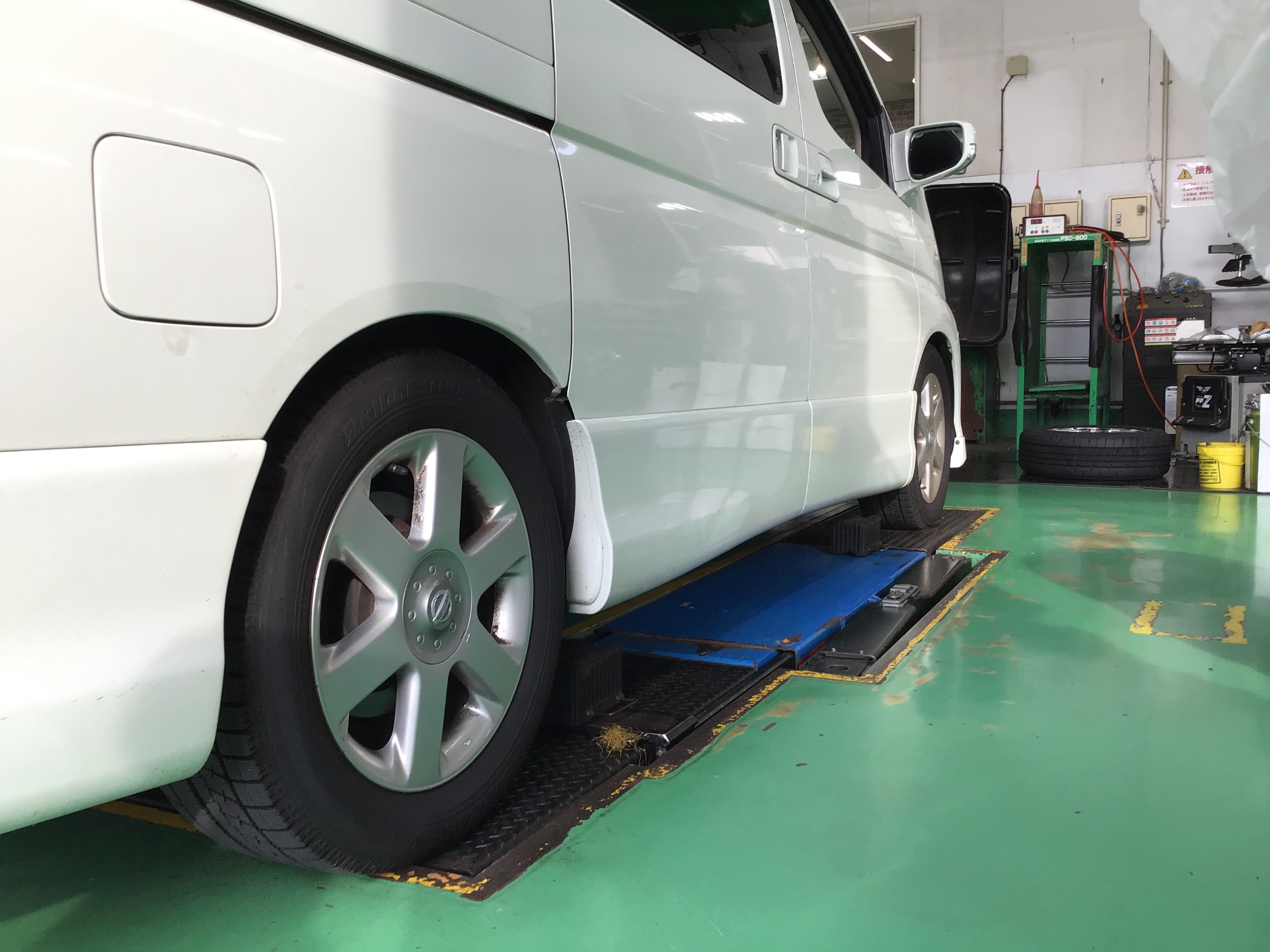 17 in タイヤ ホイールセット 日産エルグランド E 51 純正タイヤ 激安 中古 4本セット】 日産 エルグランド E51 ライダー 純正