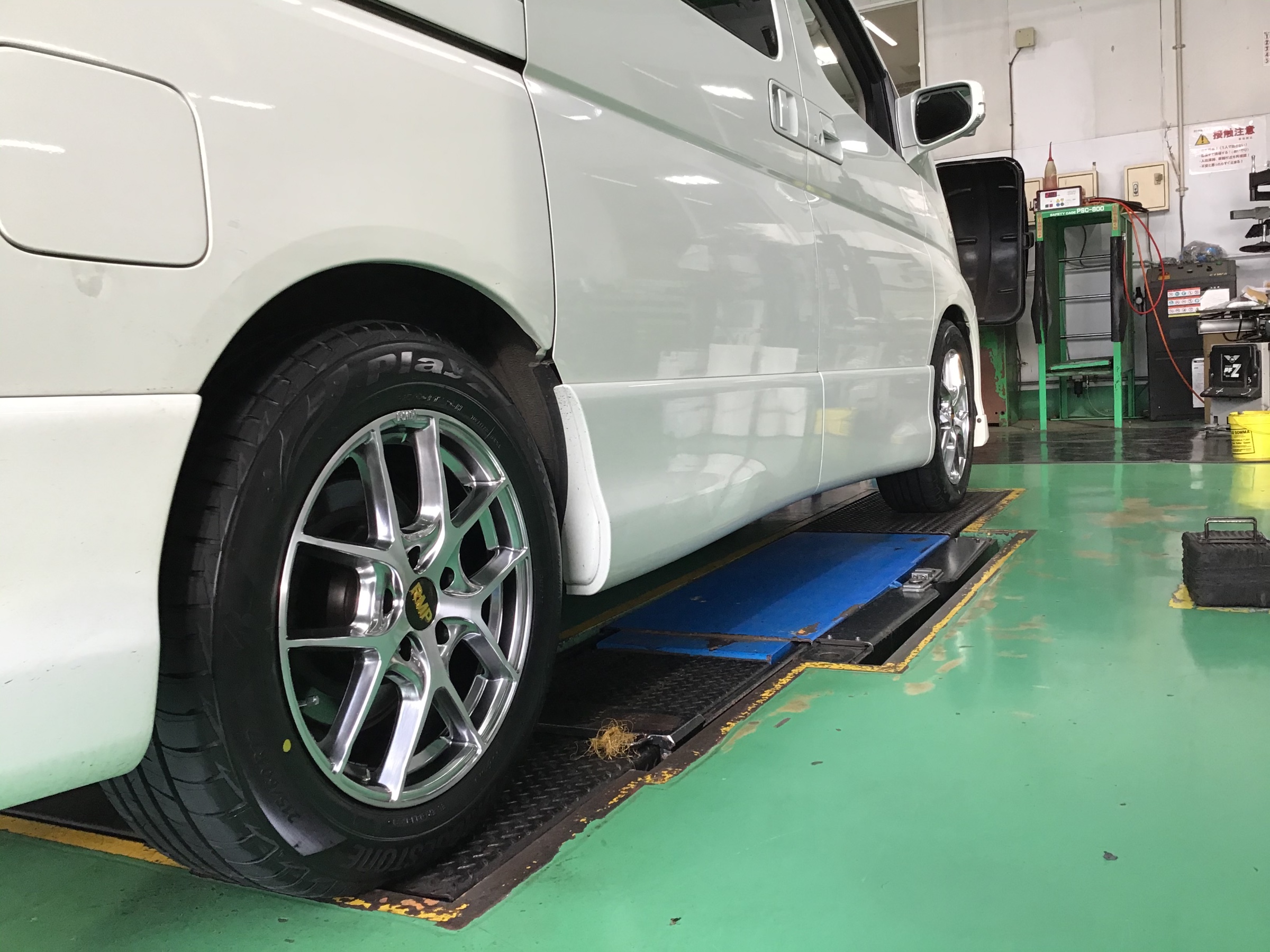 エルグランドe51純正ホイール スタッドレスタイヤ 215/60/R17 日産