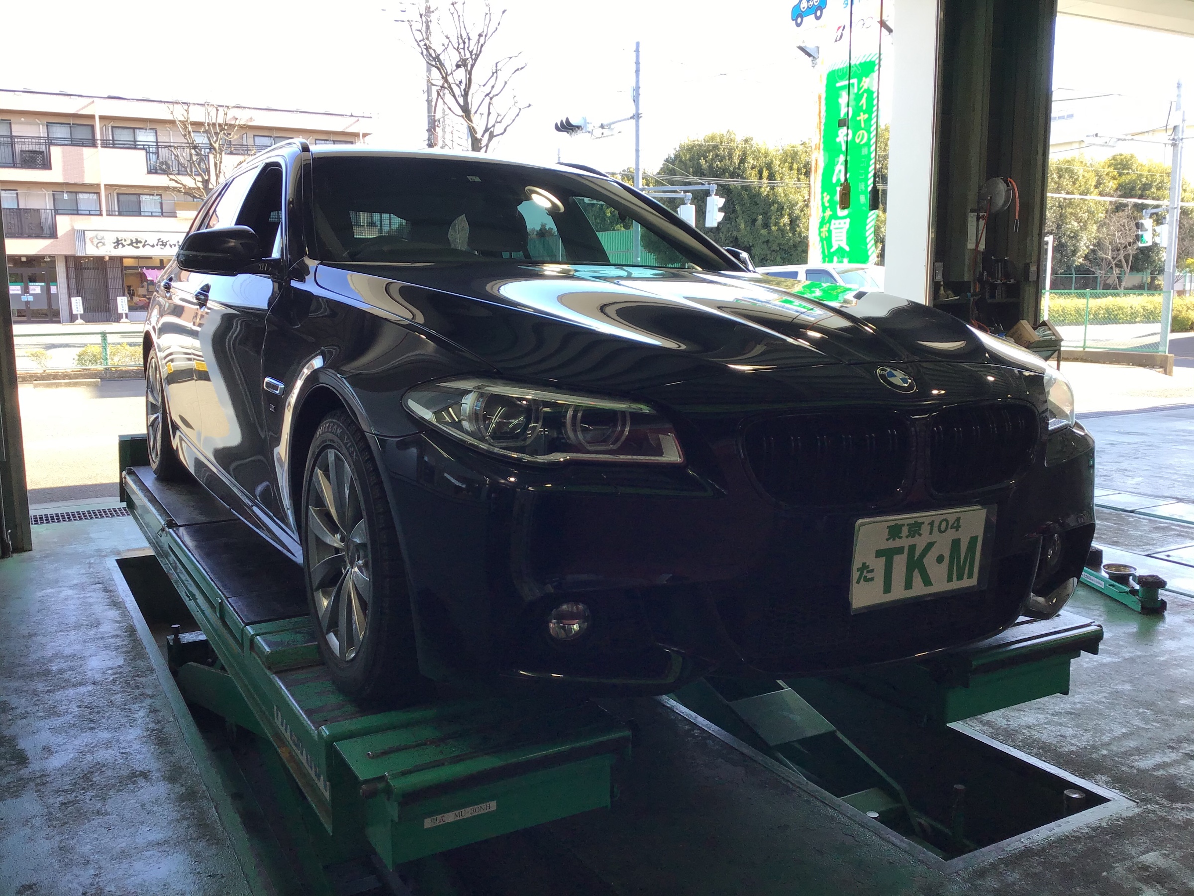 BMW エンジンオイル交換 | BMW メンテナンス商品 オイル関連 > エンジンオイル交換 | サービス事例 | タイヤ館 町田 |  東京都のタイヤ、カー用品ショップ タイヤからはじまる、トータルカーメンテナンス タイヤ館グループ
