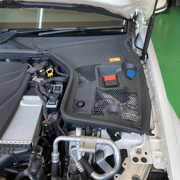 メルセデス・ベンツ C200 (W205) バッテリー交換 メルセデス・ベンツ Cクラス メンテナンス商品 スタッフブログ タイヤ