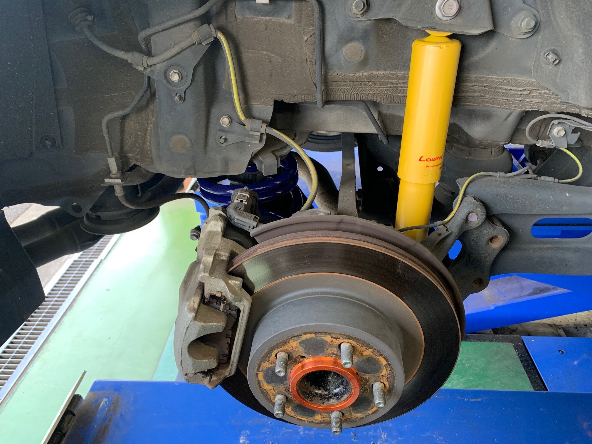 トヨタ・ヴェルファイア・GGH30W】足回り交換、ローダウン | 店舗お