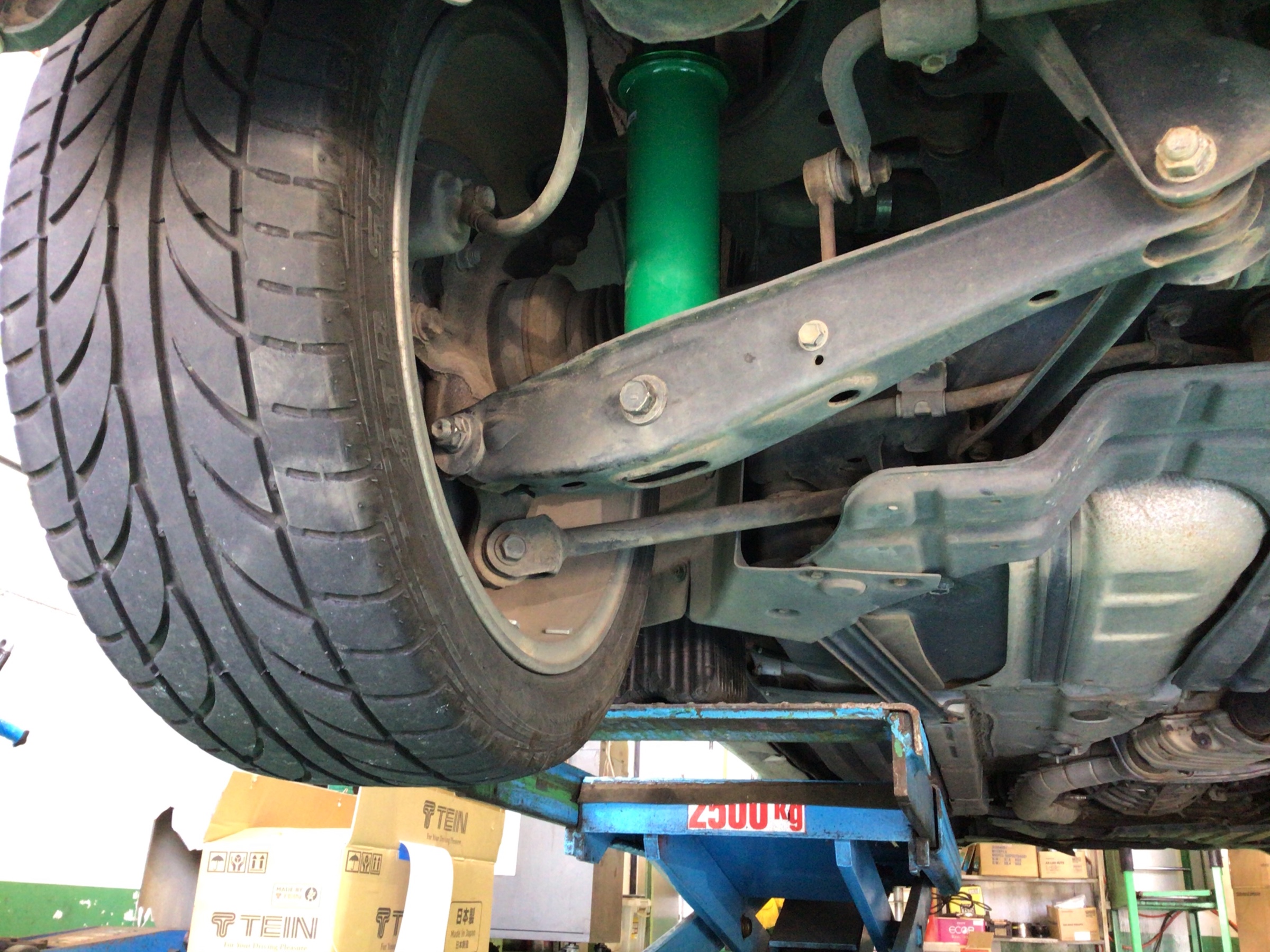 アルテッツァ SXE10にTEINの車高調の取り付けと四輪アライメント