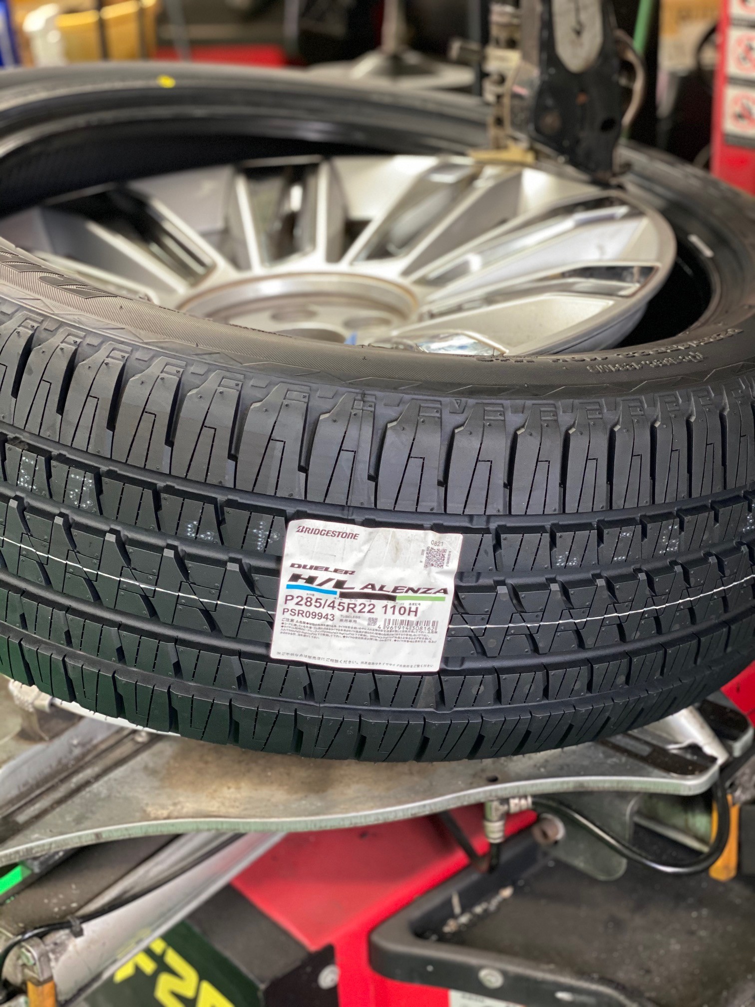 キャデラック エスカレード 22インチ タイヤ交換 キャデラック タイヤ タイヤ ホイール関連 タイヤ ホイール交換 サービス事例 タイヤ館 瀬谷 神奈川県のタイヤ カー用品ショップ タイヤからはじまる トータルカーメンテナンス タイヤ館グループ