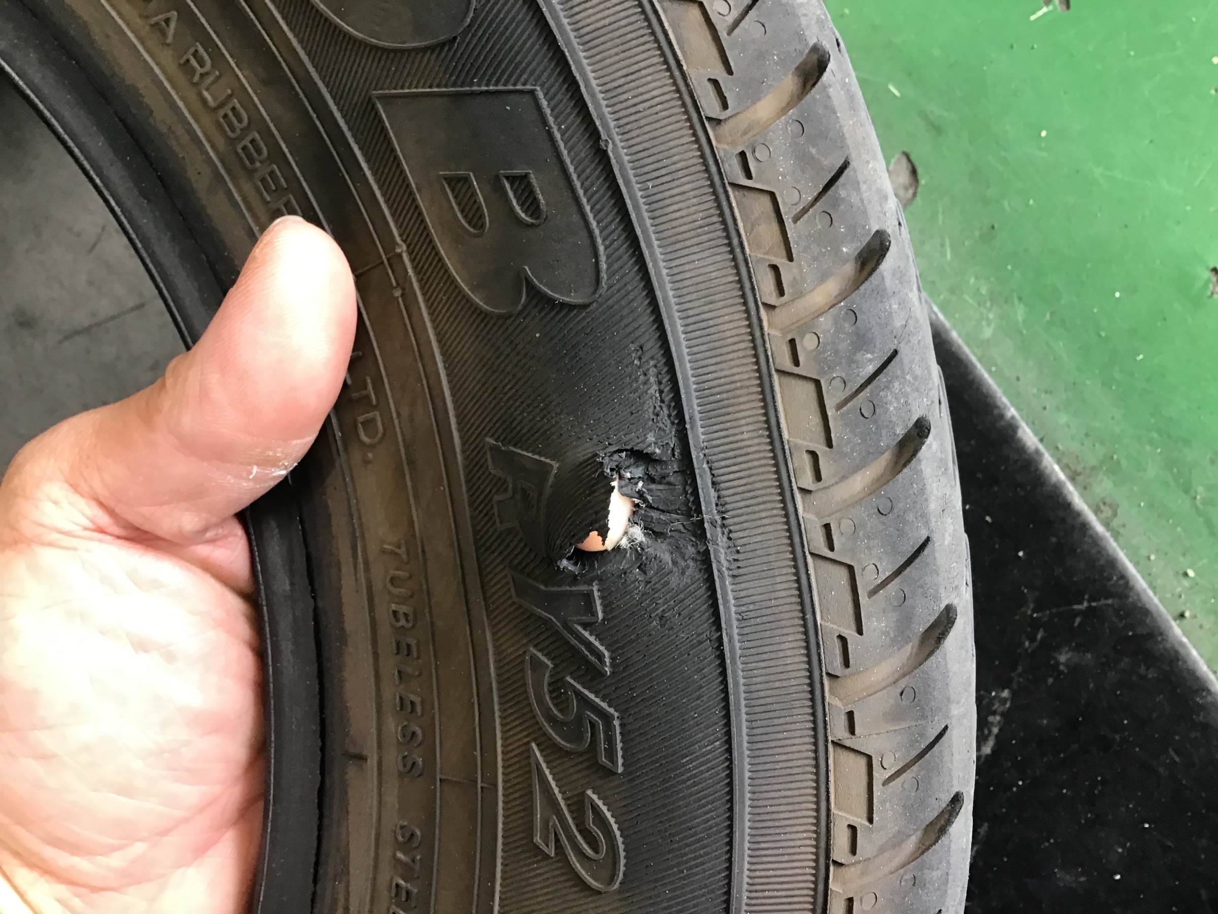 145/80R12 80/78LTタイヤ本体+工賃コミ - タイヤ