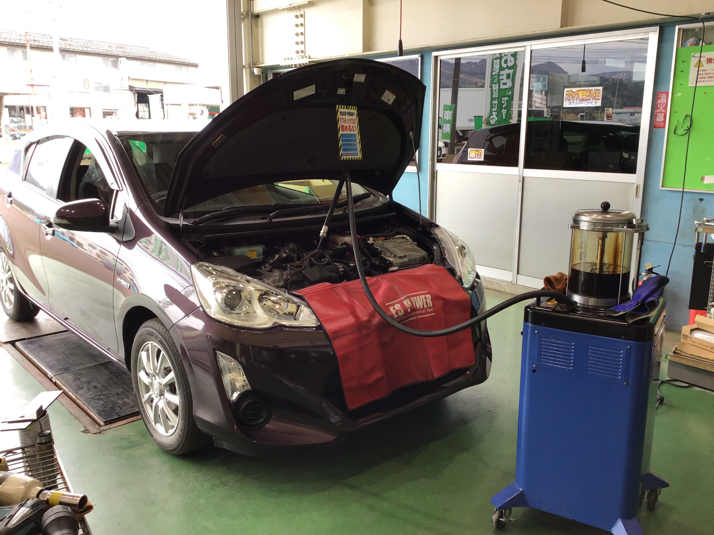 ハイブリッド車も定期的にオイル交換を トヨタ アクア メンテナンス商品 オイル関連 エンジンオイル交換 サービス事例 タイヤ館 六日町 新潟県のタイヤ カー用品ショップ タイヤからはじまる トータルカーメンテナンス タイヤ館グループ