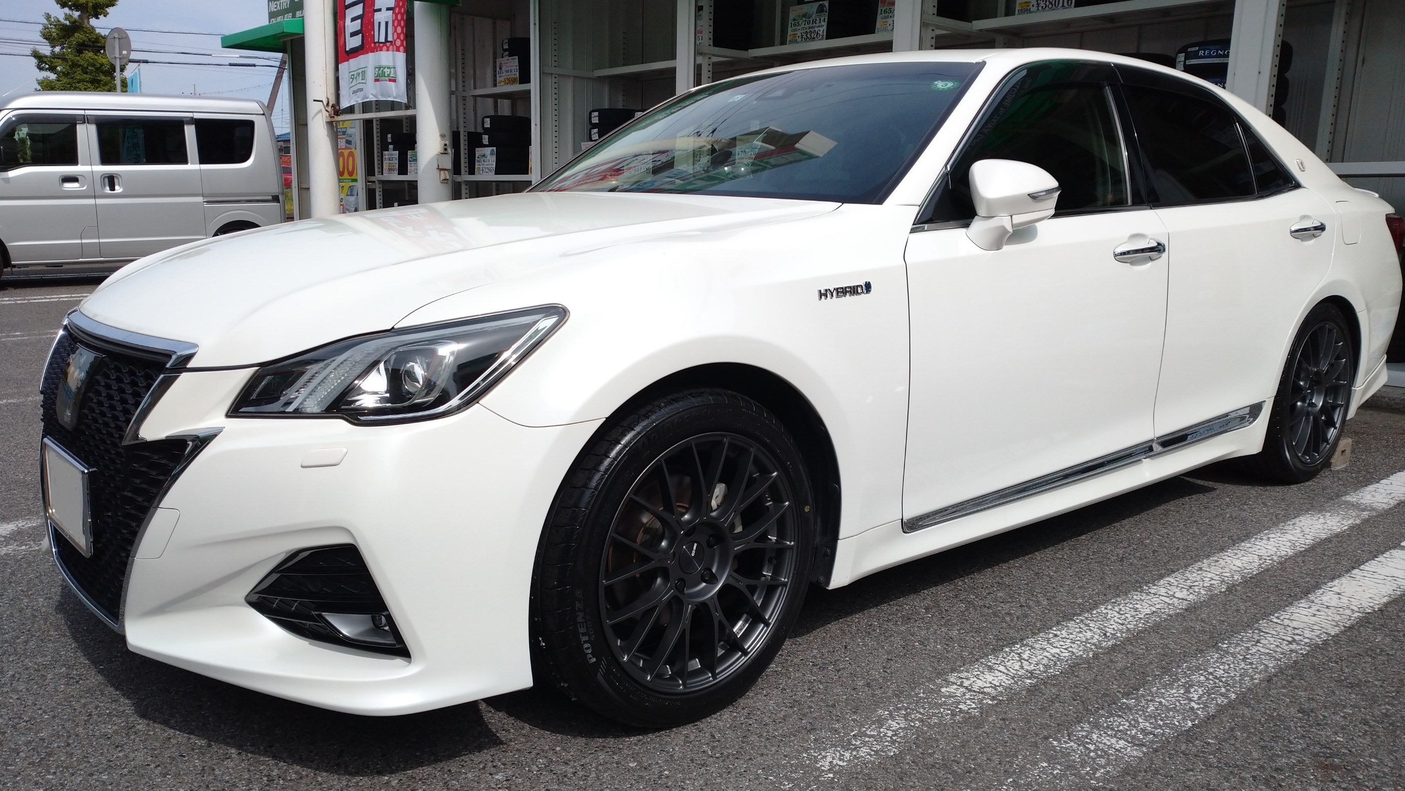 クラウンタイヤ① トヨタ クラウンハイブリッド 210系 Kranze Graben 19×8J ZEETEX
