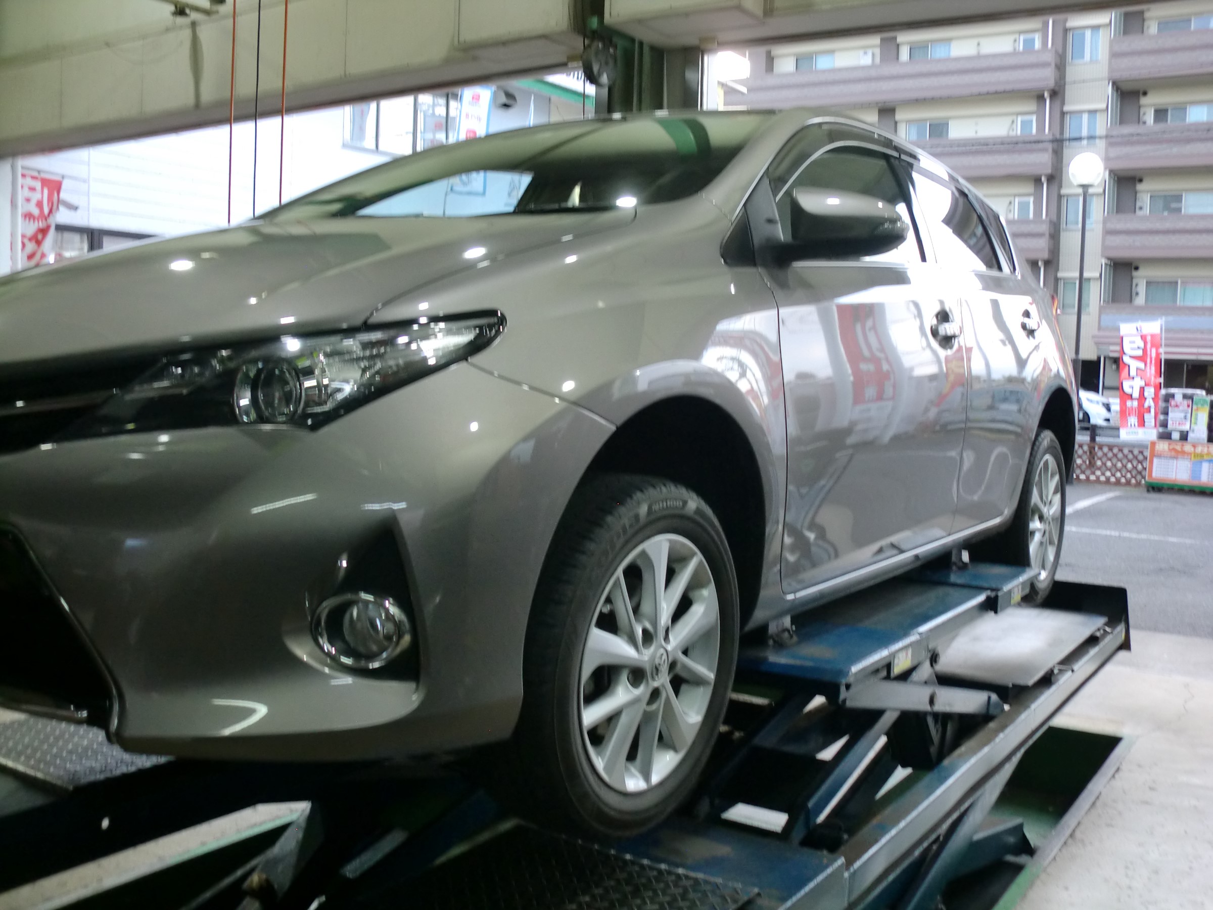 オーリス タイヤ交換 トヨタ オーリス タイヤ タイヤ ホイール関連 タイヤ ホイール交換 サービス事例 タイヤ館 さやま タイヤからはじまる トータルカーメンテナンス タイヤ館グループ