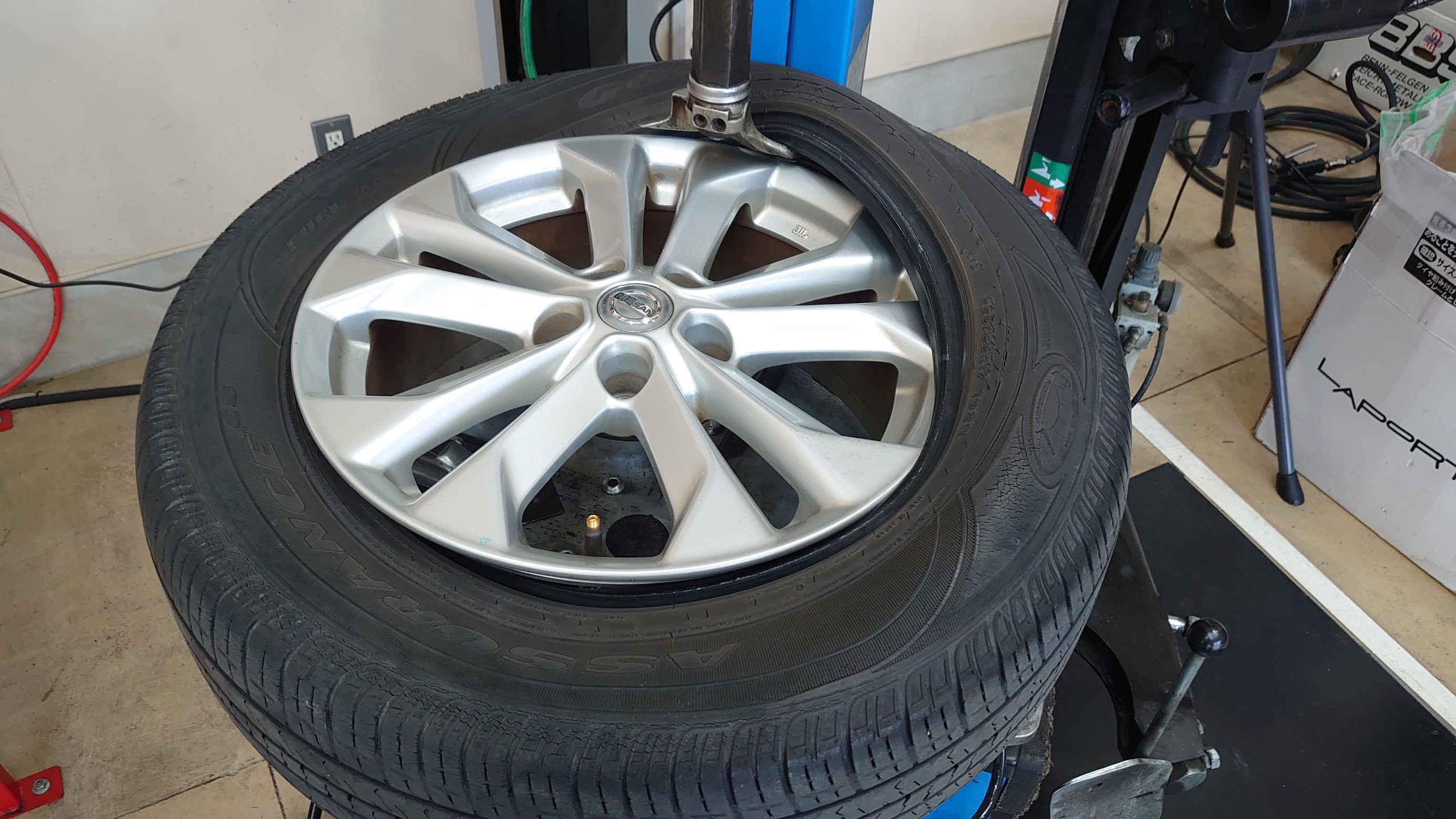 ニッサン X-TRAIL（NT32) タイヤ交換 225/65R17 ALENZA LX100 | 日産