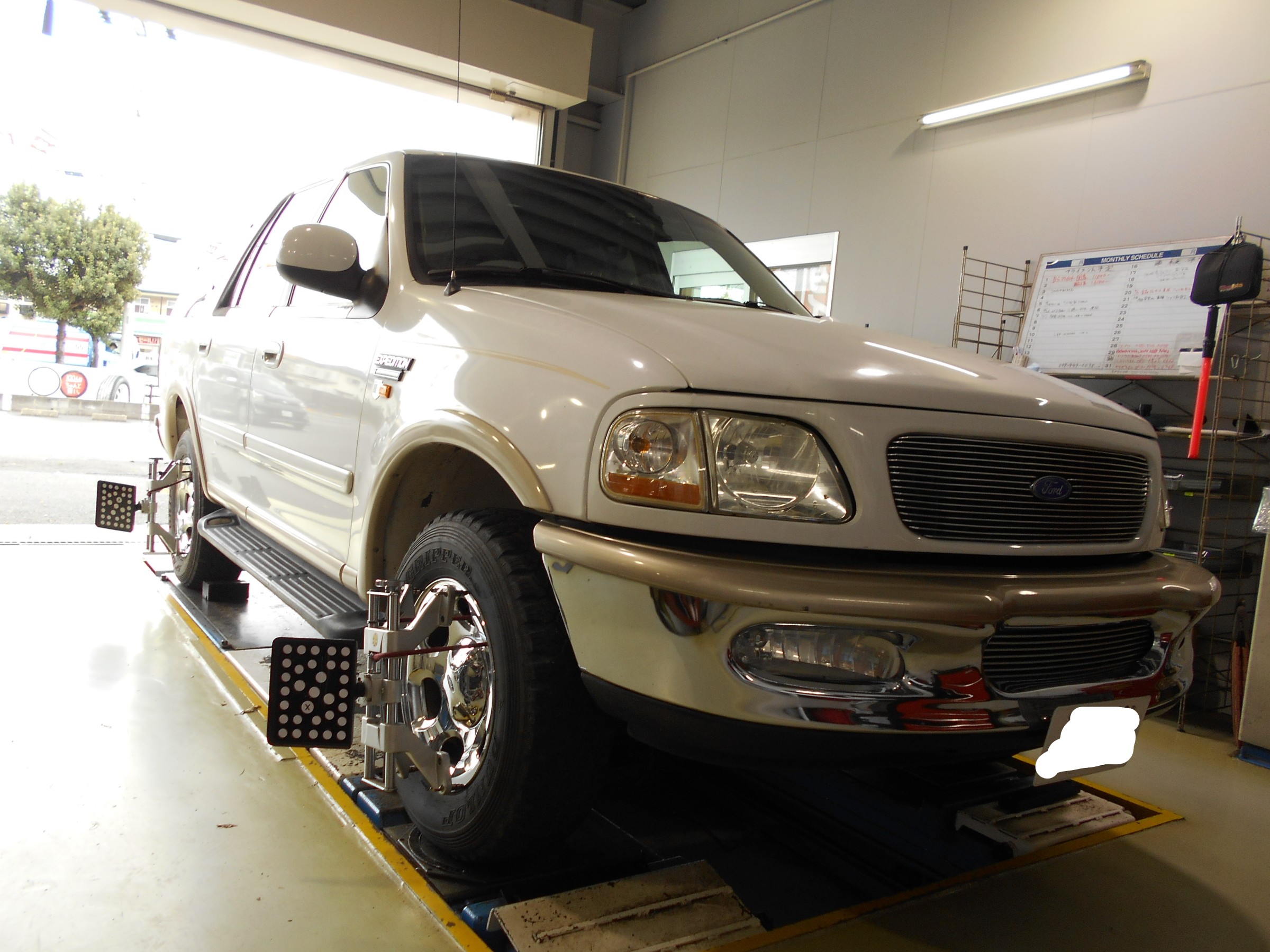 フォード エクスペディション アライメント測定 調整 作業事例 タイヤ館 柏 千葉県のタイヤ カー用品ショップ タイヤからはじまる トータルカーメンテナンス タイヤ館グループ