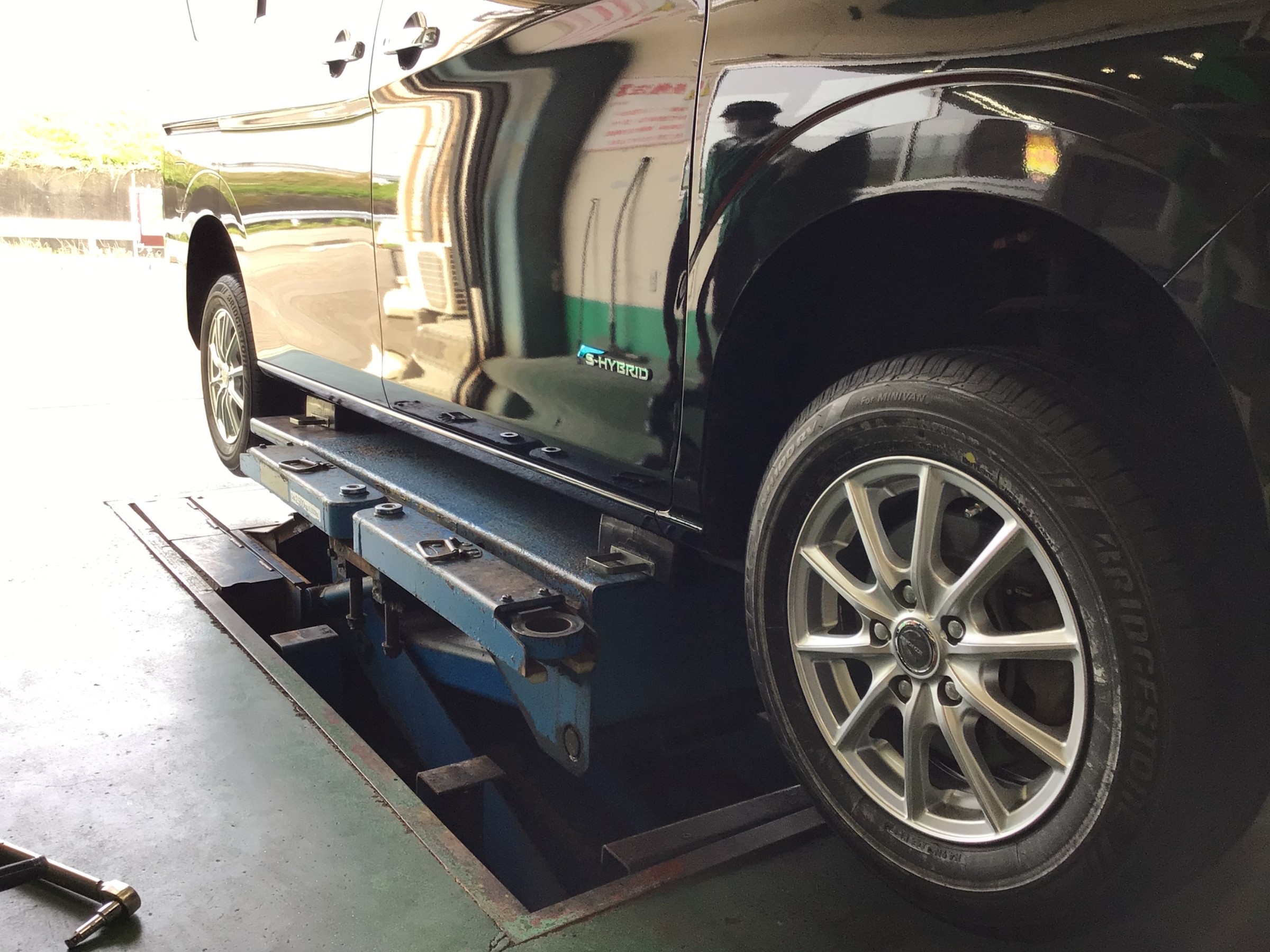 セレナへ新品ホイールセットとアライメント施工 タイヤ タイヤ ホイール関連 タイヤ ホイール交換 スタッフ日記 タイヤ館 竹尾 新潟県のタイヤ カー用品ショップ タイヤからはじまる トータルカーメンテナンス タイヤ館グループ