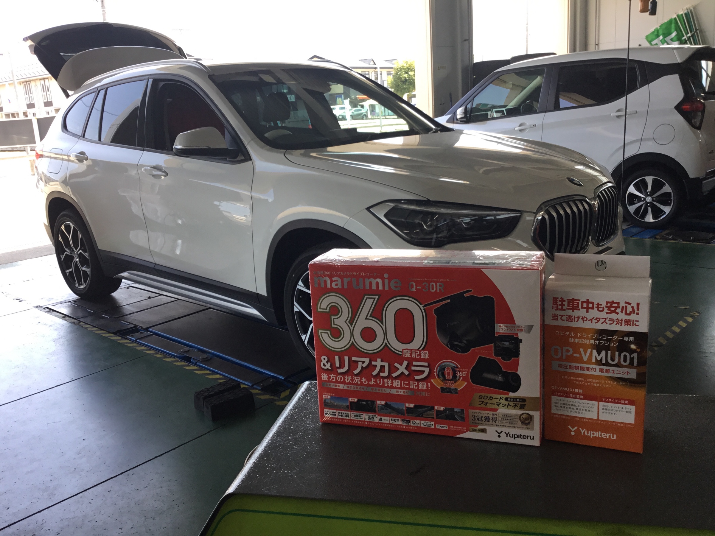 Bmw ドラレコ 取り付け Bmw X1 作業紹介 タイヤ館 金沢西 石川県 福井県のタイヤ カー用品ショップ タイヤからはじまる トータルカーメンテナンス タイヤ館グループ