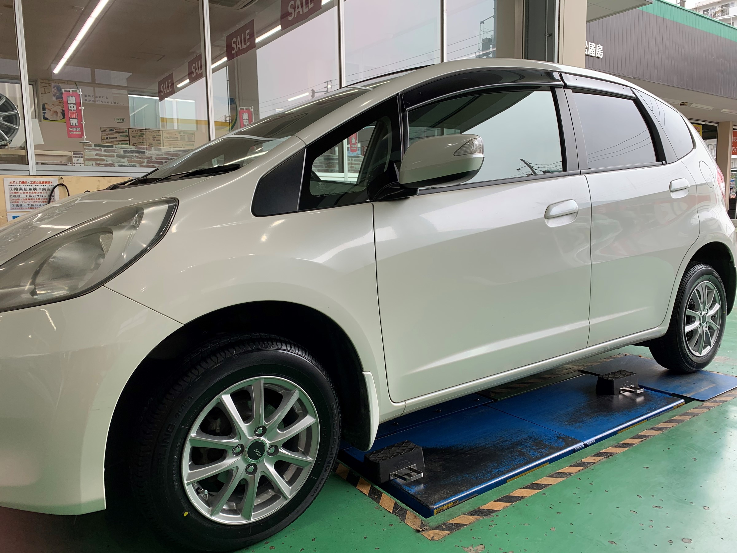 ホンダ フィットにアルミホイールセットを装着 ホンダ フィット ホイール タイヤ ホイール関連 タイヤ ホイール交換 サービス事例 タイヤ館 高松屋島 香川県のタイヤ カー用品ショップ タイヤからはじまる トータルカーメンテナンス タイヤ館グループ