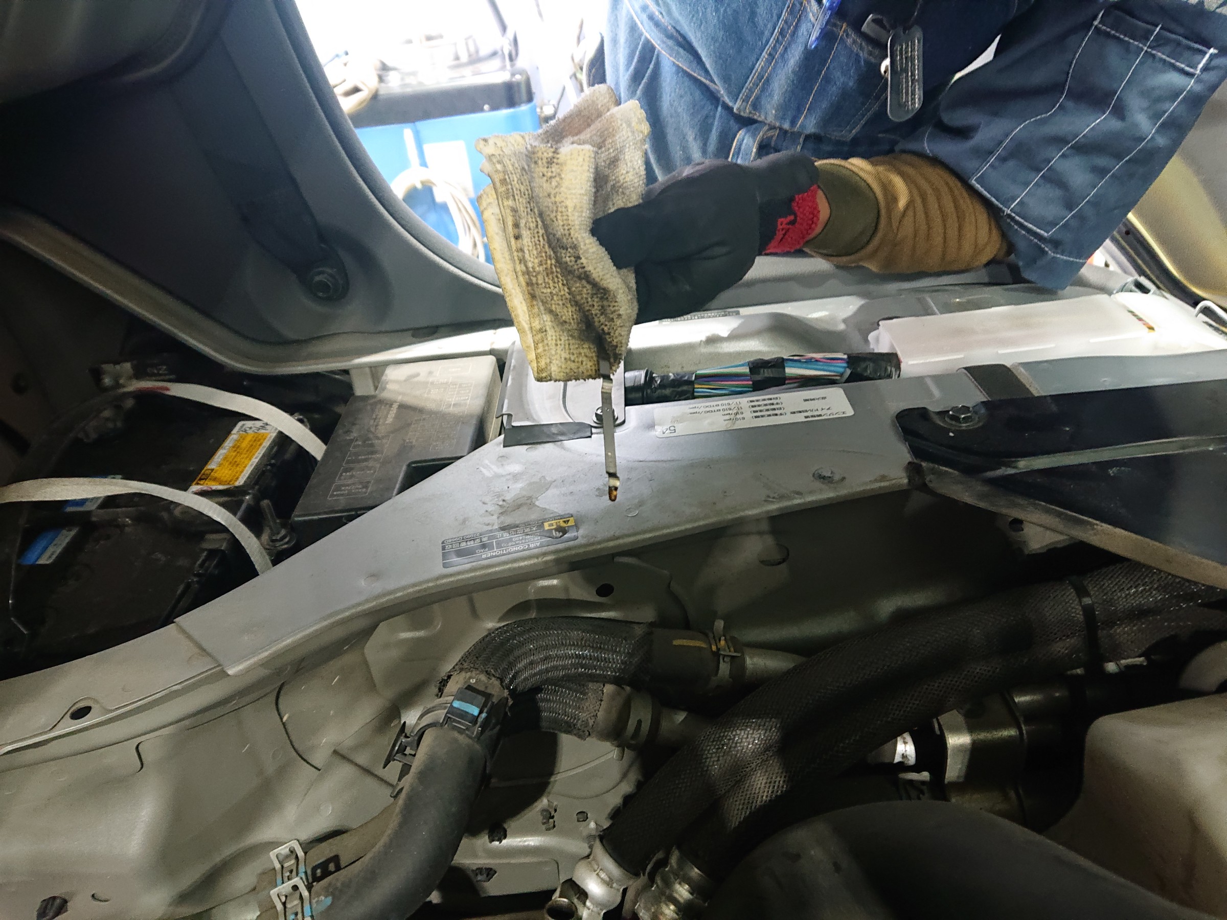 ニッサン キャラバン NV350 オイル交換作業! | 日産 NV350キャラバン メンテナンス商品 オイル関連 > エンジンオイル交換 | サービス事例 | タイヤ館 川口 | タイヤからはじまる、トータルカーメンテナンス タイヤ館グループ ニッサン キャラバン NV350 オイル交換作業! | 日産 NV350キャラバン メンテナンス商品 オイル関連 > エンジンオイル交換 | サービス事例 | タイヤ館 川口 | タイヤからはじまる、トータルカーメンテナンス タイヤ館グループ