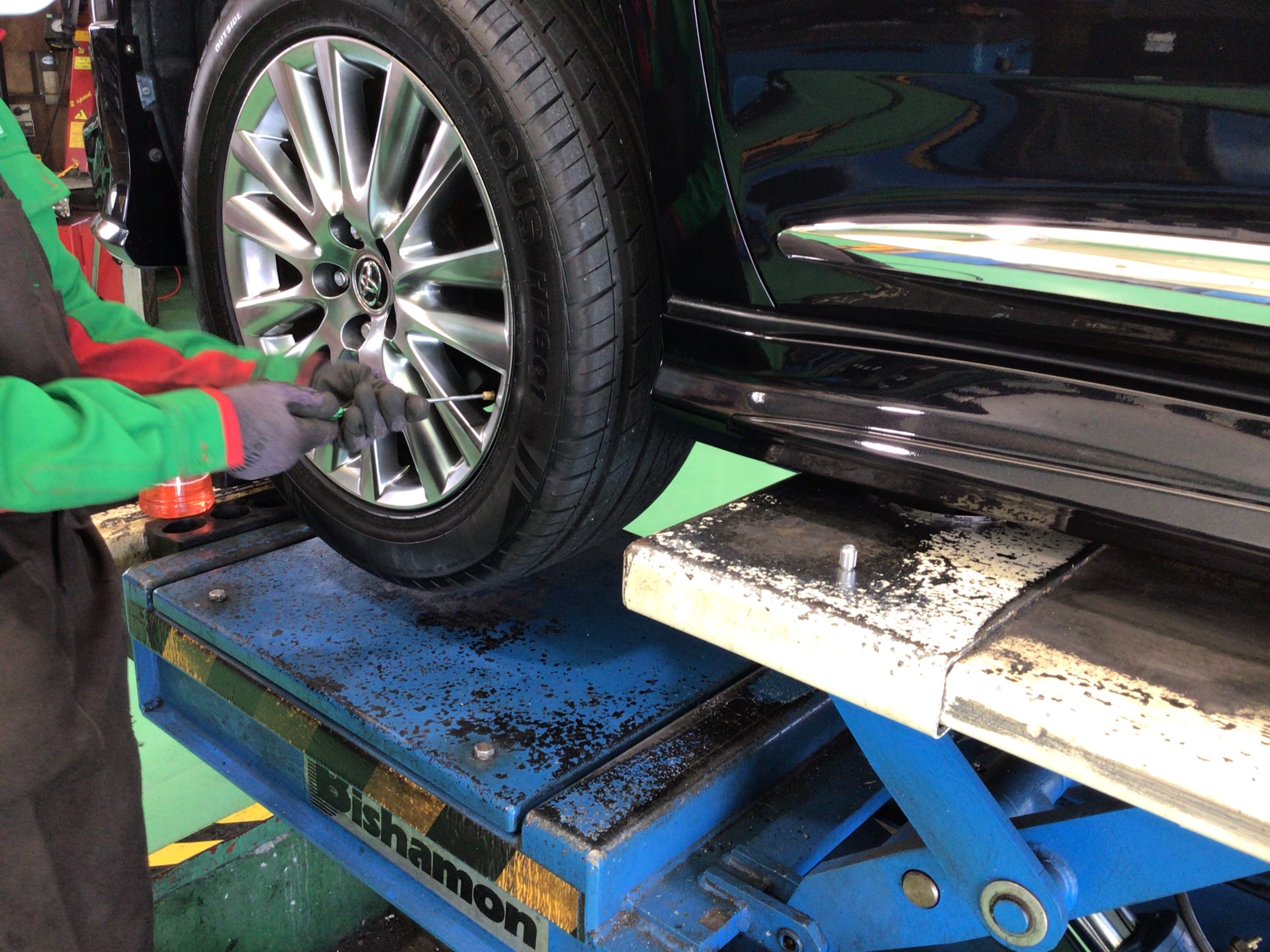 60ハリアーに窒素ガス充填 トヨタ ハリアー タイヤ タイヤ ホイール関連 窒素ガス充填 サービス事例 タイヤ館 茨木 大阪府 和歌山県のタイヤからはじまる トータルカーメンテナンス タイヤ館グループ