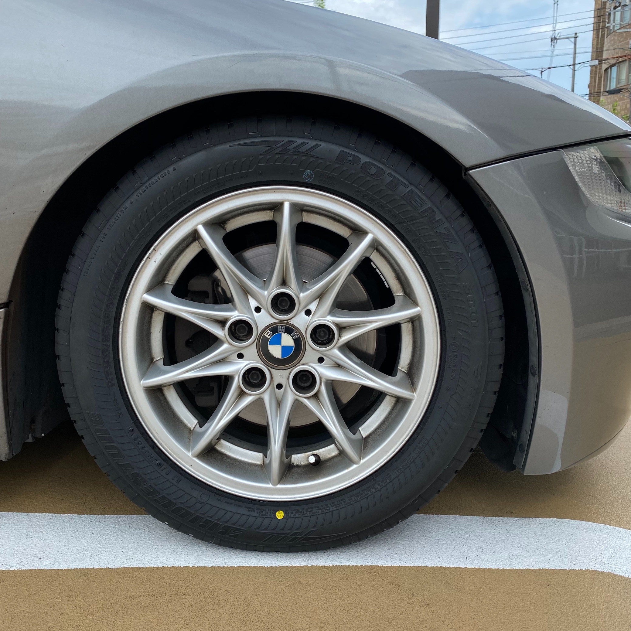 BMW Z4 (E86) ランフラットタイヤ交換とアライメント | 店舗お