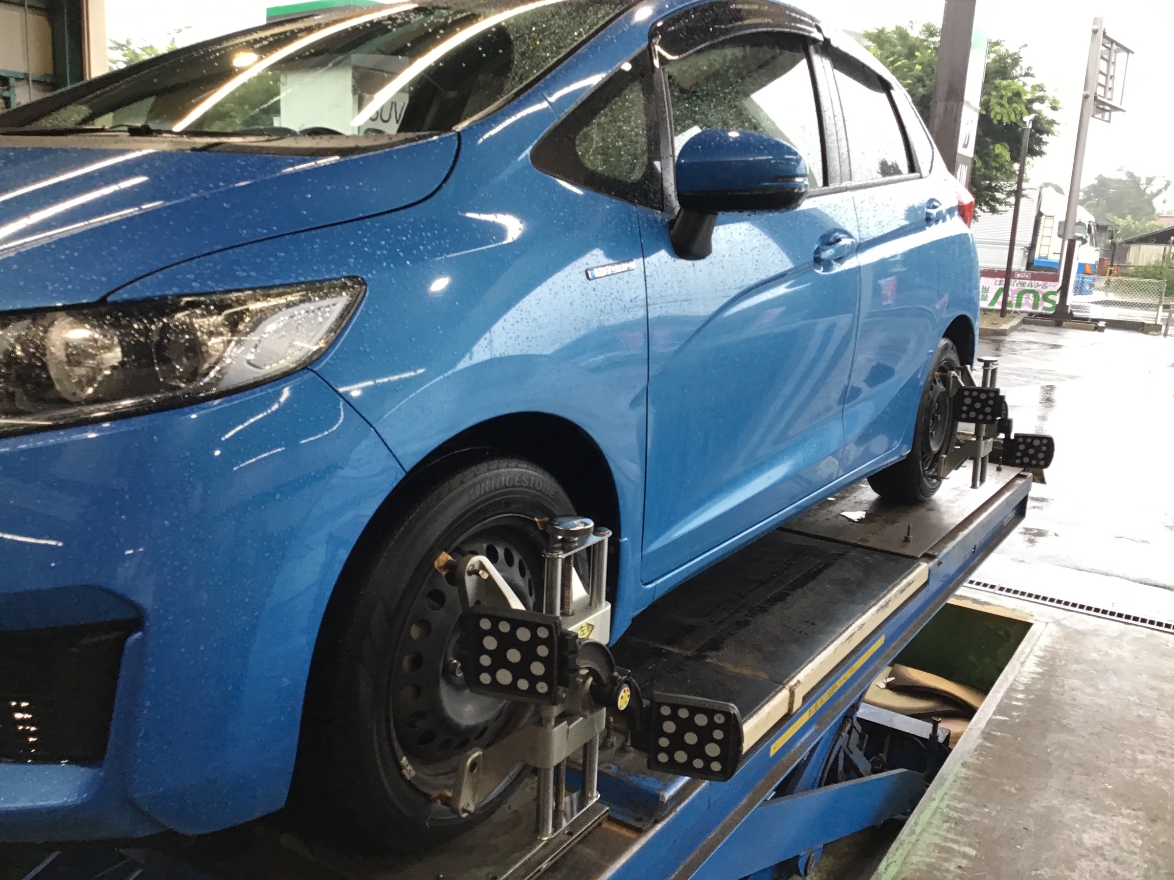 車の骨盤矯正　アライメント作業風景