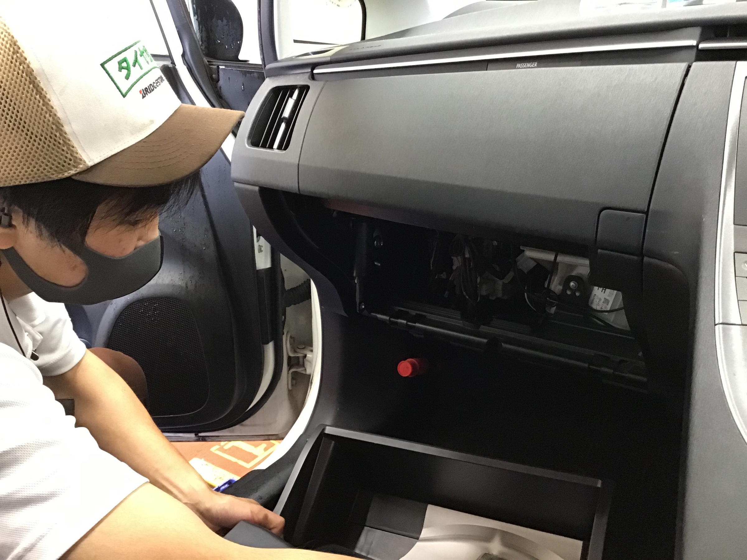 トヨタ プリウス 車検整備 エアコンフィルター交換編 サービス事例 タイヤ館 水戸河和田 タイヤからはじまる トータルカーメンテナンス タイヤ館グループ